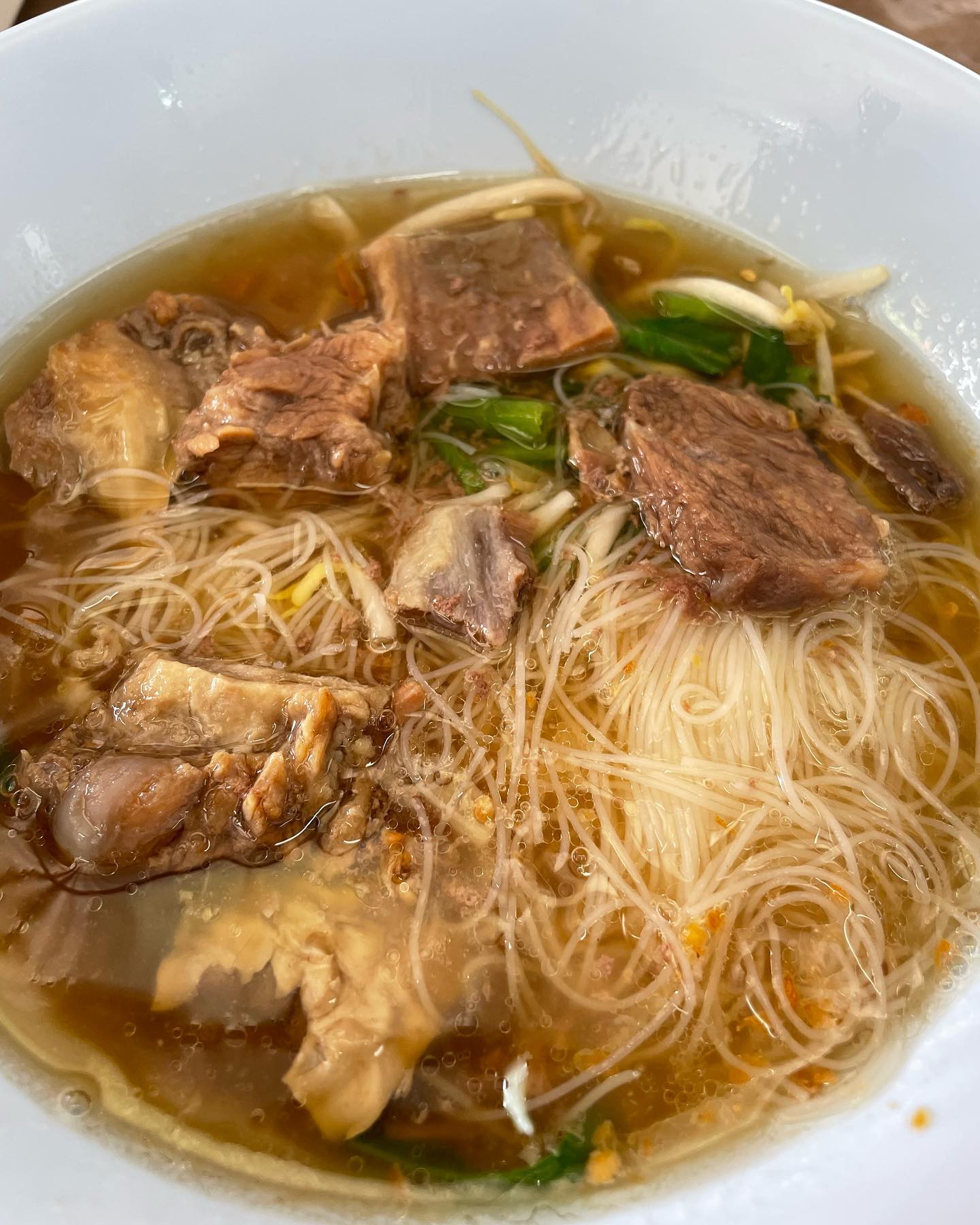 악사라 헤리티지 호텔에서 도보 3분거리
누들 맛집 블루누들
맛집으로 소문나서 그런지 
이른아침부터 대기줄이..ㄷㄷ
8번 국수 얇은면으로 주문♥ !!
고기가 입에서 살살 녹아요..!

또 향신료 맛이 강하지 않아 
거부감 없이 누구나 맛있게 즐길맛
적당히 담백하고 국물이 찐해요~ 

살짝 아쉬웠던건 양이 넘 적다 5분컷
하나 더 주문할까 고민했지만 
다른걸 먹기위해 참았다는..

타이티 음료는 꼭 주문하세용 ♥ 
공차  최애음료 타로밀크티맛이다..! 
(맛 본뒤로 1일 1타이티 한건 안비밀)
.
.
.
.
#치앙마이블루누들 #블루누들 #올드타운맛집 #올드타운블루누들 #태국여행 #치앙마이여행 #타이티 #블루누들🍜  #맛스타그램 #먹스타그램 #먹방 #태국먹방 #instafood #noodles #먹부림