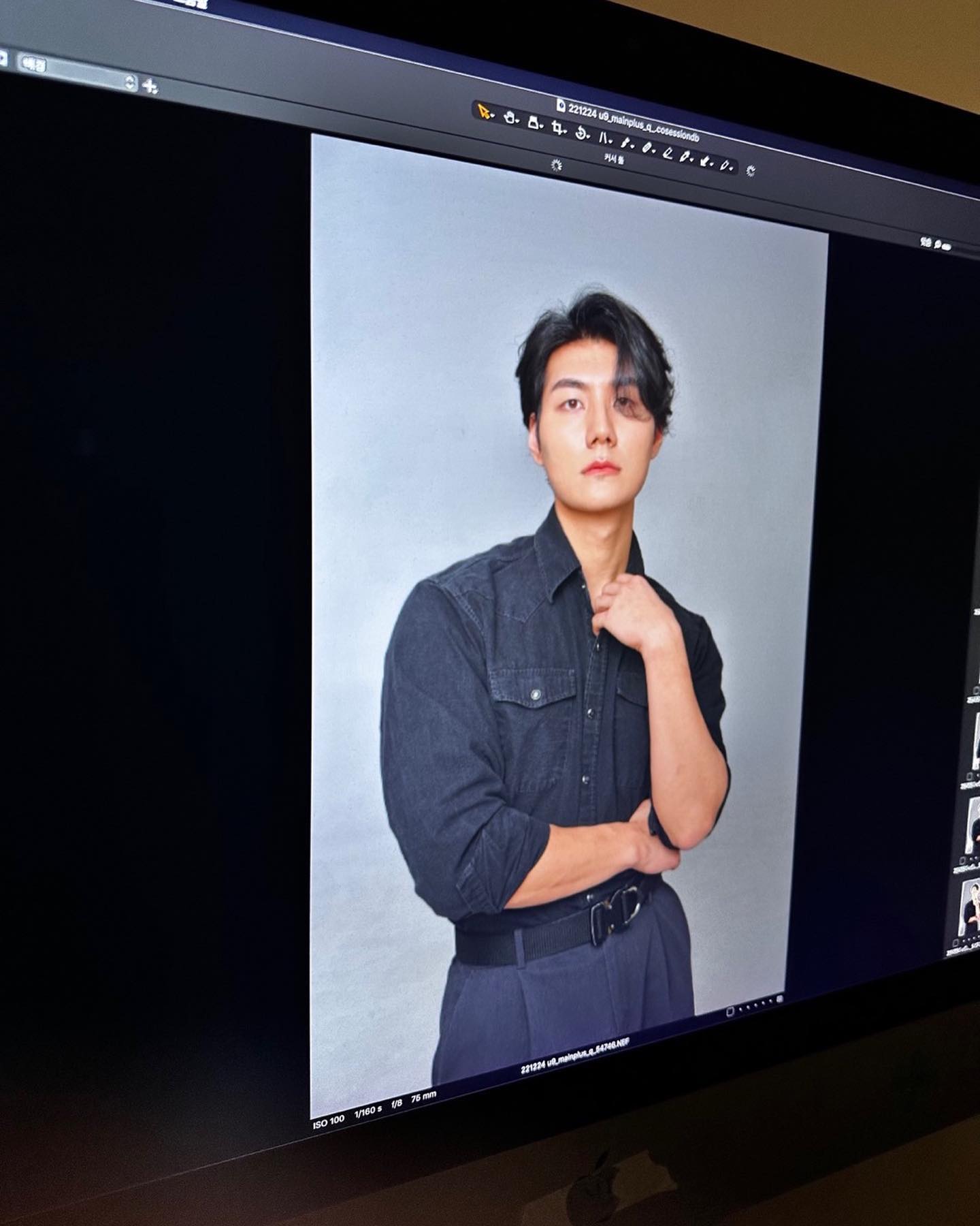 보정하실때 턱좀 많이 갈아주셨으면 좋겠어요
.
.
.
.
.

#개인프로필 #남자프로필 #촬영 #배우프로필 #사진스타그램