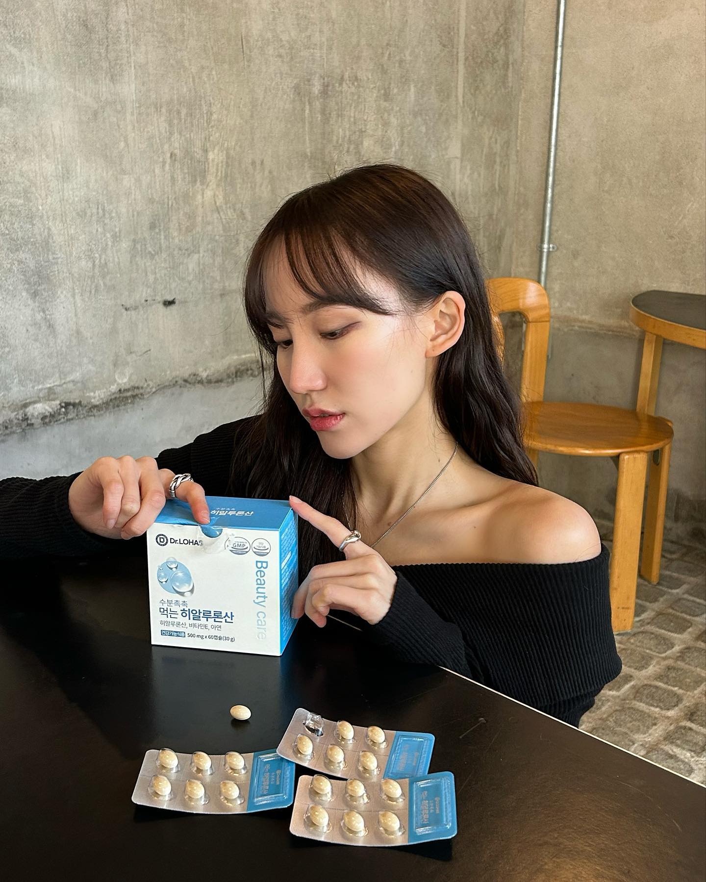 #광고
환절기 건조한 피부에 하루종일 촉촉한 수분필러 
히알루론산 영양제💧
작은 히알루론산 한알이 수분을 1000배나 끌어당기는 
수분 스펀지 역할을 한대요!!
어쩐지 2주간 섭취했더니 속건조가 괜찮아지더라구요:) 
꾸준히 섭취하면 엄청나게 많은 수분을 먹는거라
피부 재생을 도와주고 영양공급을 해주기때문에 
하루종일 촉촉하고 탄력있는 피부가 유지 할 수 있어요☺️

#탕후루광 #피부구원템 #수분필러영양제 #히알루론산 #닥터로하스 #피부영양제 #영양제추천