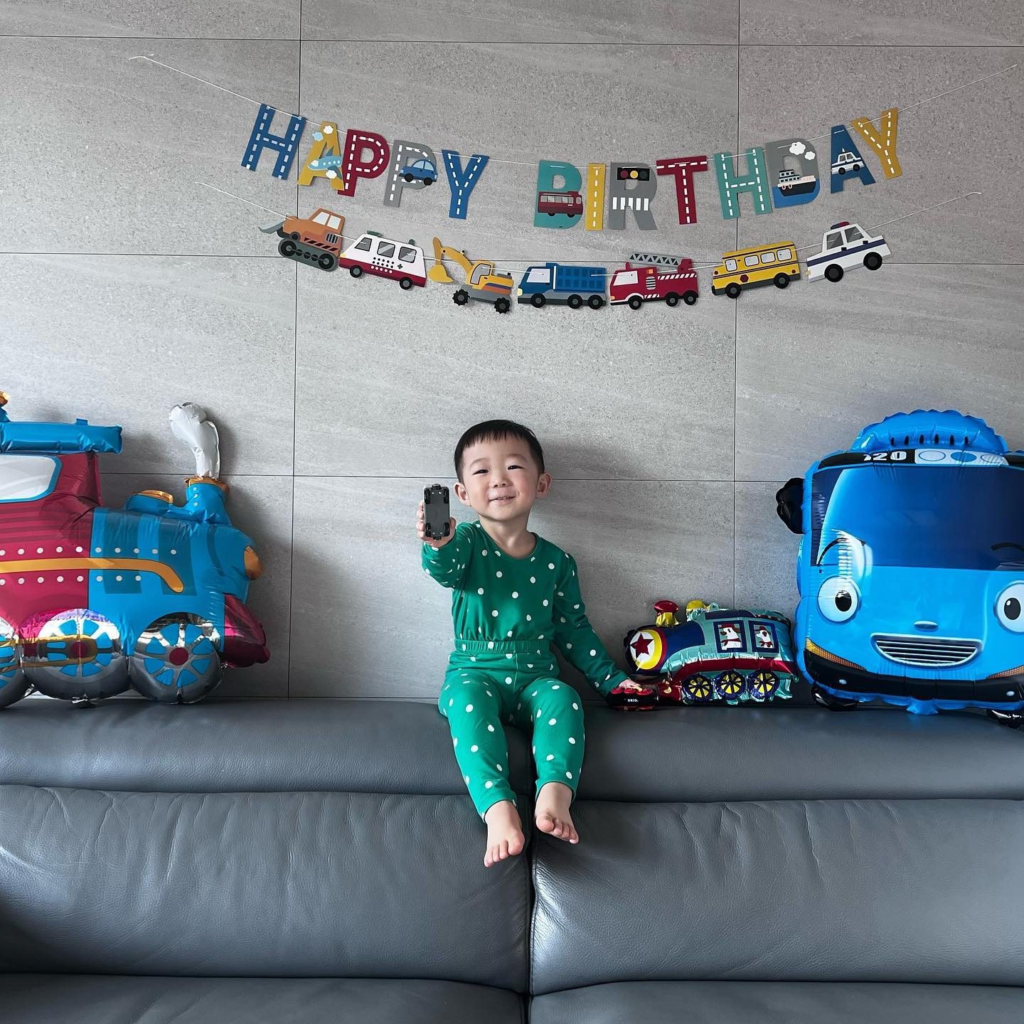 .
오늘은 민준이 두돌💚
3일동안 진통 버티다 22년 1월 1일에 우리에게 와 준 아들 👶🏻 
벌써 두돌이라니.. 시간 참 빨라요!😭

어제부터 열심히 초 불고 최애 기차도 타러 간다고 바빴어요. 
민준! 지금처럼 에너지 가득하고 웃음 가득한 밝은 아이로 건강하게 자라줘- 사랑하고 사랑해🫶🏻

#두돌#성골이#도민준#똥민준