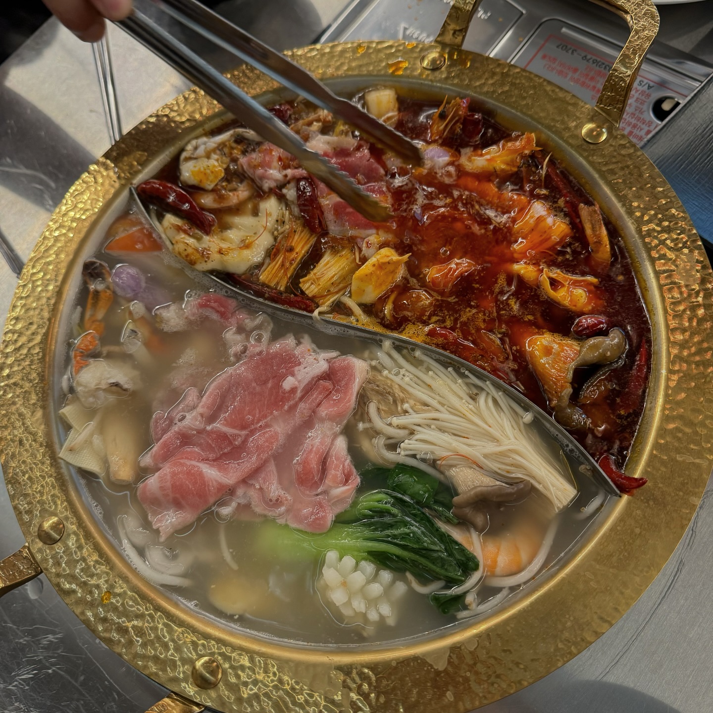 #협찬
구리에 위치한 판쿠중경훠궈 맛집 🧡
무한리필 시스템이라 원하는 대로 가져다 먹을 수 있어서
너무 좋았고 꿔바로우도 그냥 주시는데 쫀득 촉촉 존맛 😋

구리 돌다리 시장 안에 있어서 찾기도 쉽고
넷이가서 배 터지게 먹구왔어요!!

#구리맛집#구리시맛집#수택동맛집#구리훠궈#구리시훠궈#수택동훠궈