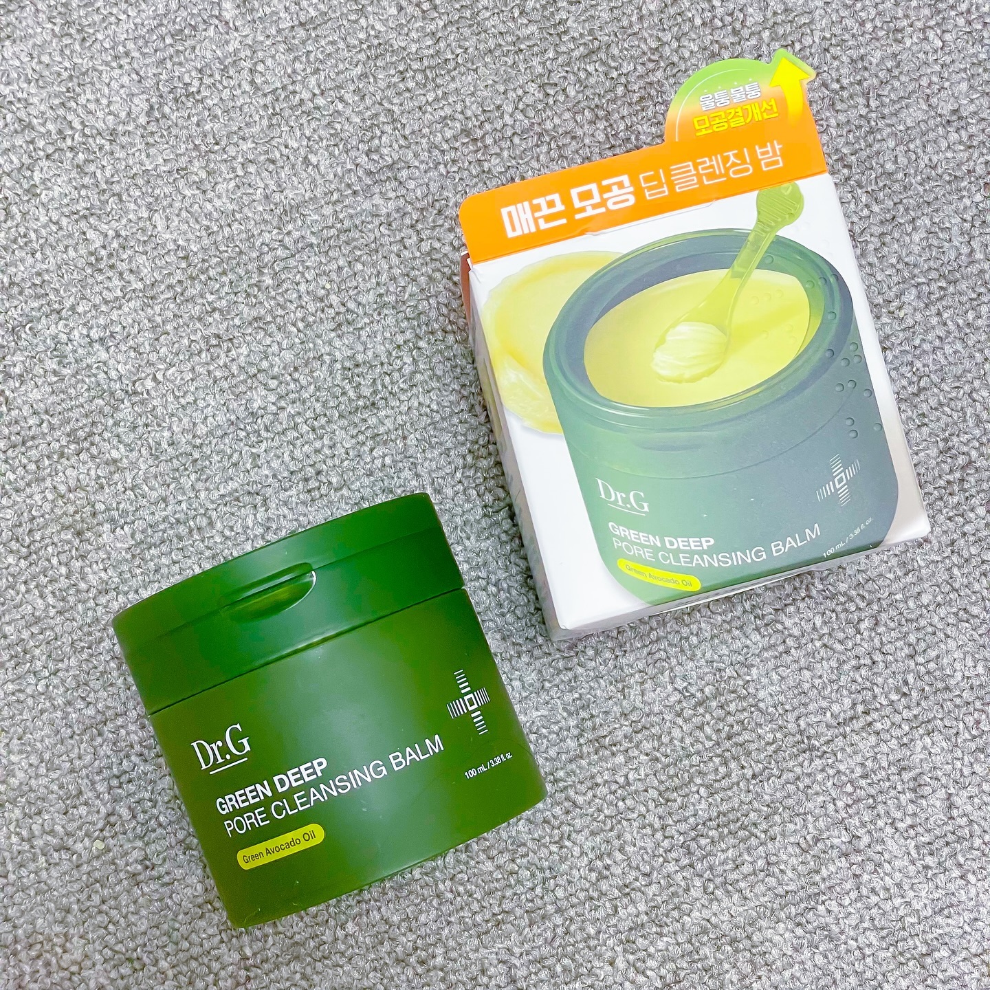 ✨🍀닥터지 그린딥포어 클렌징밤🍀✨
오늘은 모공 속 노폐물 세정 모공 케어까지 한 번에 가능한
닥터지 그린딥포어 클렌징 밤을 소개해드리려고 해요
제형은 샤벳🍧같은 부드러운 제형이고 안에는 양조절이 쉽게
가능한 스푼도 들어있어요 워터프루프 제품들도 너무 잘 지워지고
한 스푼 덜어서 얼굴에 골고루 바른 후 동글동글 문질러주면 메이크업은 물론 모공 속까지 깨끗하게 케어가 가능해요 민감한 피부인 제 피부에도 순할 정도로 좋아 추천해드립니당
dr.g_official #닥터지 #닥터지클렌징 #그린딥포어클렌징밤
