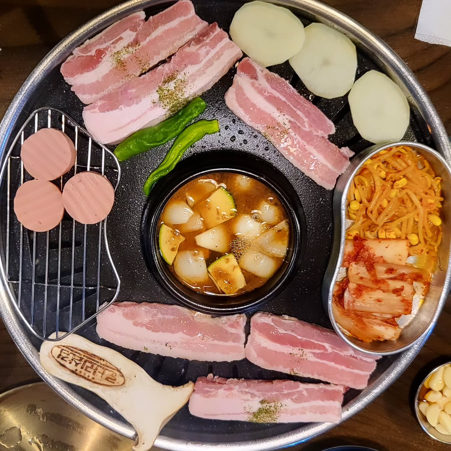 [추석연휴 시작~]
.
.
추석연휴는 먹방으로 시작!!

방학동에 위치한 고기무한리필 "로타리삼겹"
숙성된 고기들로 고기질이 좋고 맛있다!👍
사이드메뉴들도 다양해서 골라먹기 좋은곳~

가족단위, 모임&회식 장소로도 그만인곳!
먹는데 진심인 러블리갱이 인정한
고기 맛집 한곳 더 추가!😋
_
_
_
_

rotaryfork_dobong 
#로타리삼겹 #방학역맛집 #도봉역맛집 
#방학역고기집 #방학동삼겹살 
#도봉동맛집  #삼겹살맛집 #목살맛집 
#무한리필 #고기무한리필 #숙성고기맛집