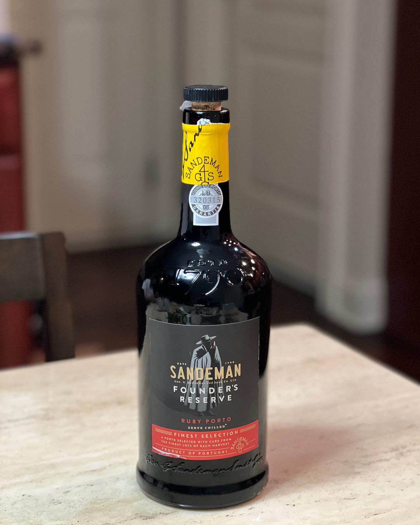 오늘의 노동주 포트와인🍷
무난하니 맛있는 샌드맨포트와인에
관장님의 사랑이 느껴지는 부대찌개, 연어샐러드, 떡볶이
거기다가 브리치즈까지 거의 매일이 돼지파티의 연속! 살은 한국가서 빼야지…..(꿀꿀)🐷🐽🐖
.
.
.
#portewine #winestagram #부대찌개 
#한국가기2주남았다