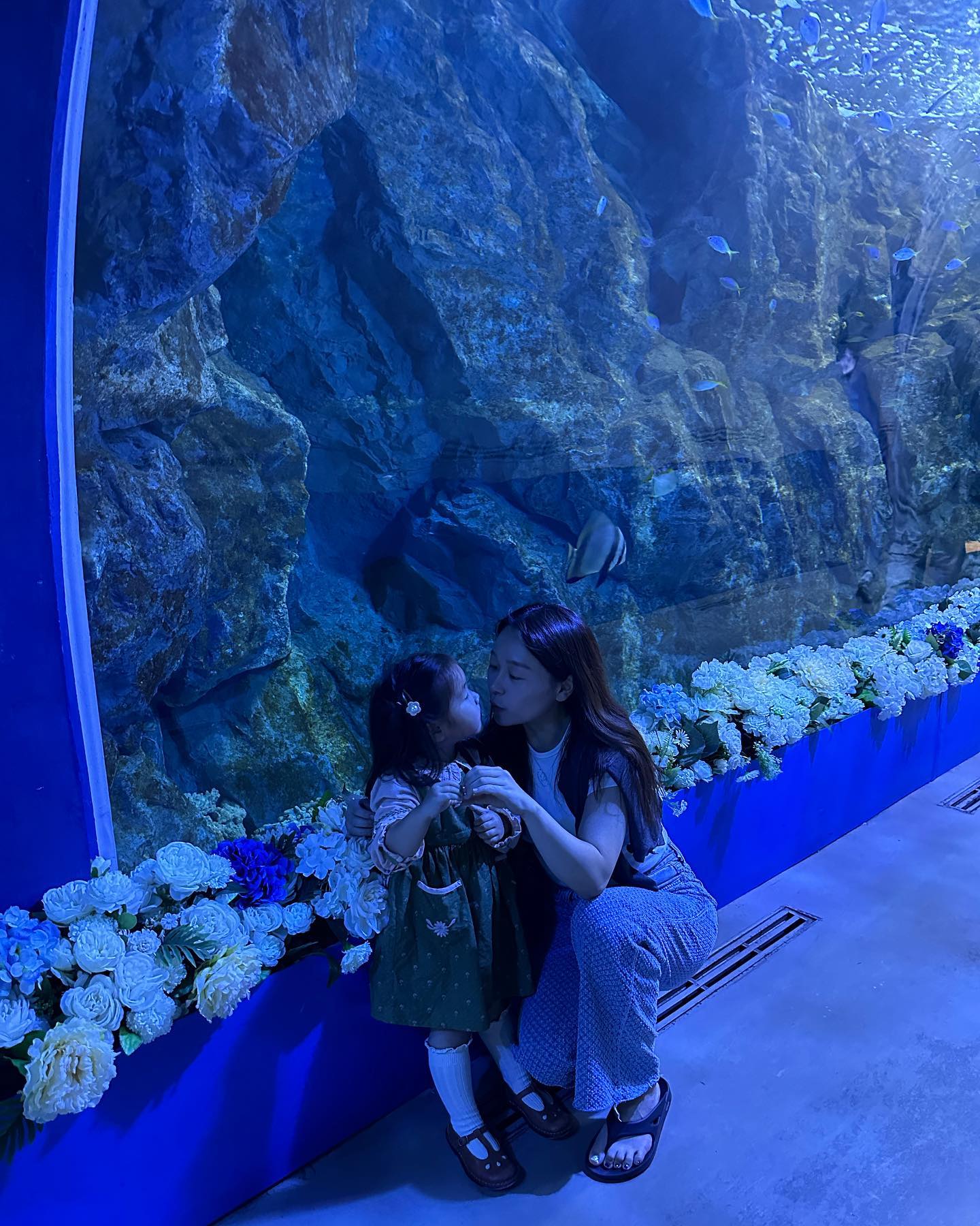 colourful_yeosu x 유하재하네 🤍🤍🤍🩵

지난 주말 유하재하 가족은 부산-여수 당일치기 여행 다녀왔어요. 왜 부산에서 여수로 여행을 가기로 했냐구요? 여수 가서 갈치, 게장도 먹고 해양친구들이 살고 있는 아쿠아플라넷 여수 방문해보려고 갔어요. 부산에서 여수 두시간 반이면 갈 수 있어 가까운 근교 여행이었답니다. 여수 가는 길에 휴게소 들러 통감자, 꽈배기 빵 맛있게 먹고 여수 엑스포장 부근 복춘식당에서 아이들과 맛난 갈치조림, 여수 돌게장 밥 든든하게 먹었어요. 🐋🐬🐠
 
아쿠아플라넷 여수에는 흰 고래 벨루가가 살고 있죠. 저희 남편도 고래의 매력에 뿅- 반했답니다. 벨루가, 바다사자, 펭귄, 매부리바다거북 등 바다에 사는 친구들을 실제로 만나고 싶어 방문하고 왔어요. 실제로 벨루가를 보니 너무 멋있었어요. 아이들을 좋아하는 고래 벨루가 벨루가 소리내는 걸 보니 정말 매력적이고 신기하더라고요. 특히 혼자 공 갖고 노는데.. 와! 정말 똑똑하다라고 했어요. 🪼🦈🦭

자연관찰책에서만 보던 고래를 실제로 보니 아이들도 신기해했답니다. 실제로 머리 위 분수공에서 물을 푸슉! 뿜을 때! 아~ 책에서 봤던거지? 했어요. 이렇게 책에서 보던 고래를 실제로 보여주니 뿌듯했고 아이들의 기억 속에도 좋게 남겨질거라 생각해요. 🐢🦐
 
또 바다사자, 매부리바다거북도 만났어요. 너무 귀여웠답니다. 매부리바다거북이의 이름을 짓는 네이밍 이벤트를 현장에서 진행중이니 참여해보세요. 🐢
그리고 인어공주의 바다별 여행 쇼도 즐겁게 보고 왔어요. 인어공주의 환상적인 쇼! 멋있었어요.
 
인어공주 쇼 다음에 가오리 먹이주기 쇼도 펼쳐졌는데 이렇게 큰 가오리는 처음 봤답니다. 이 외에도 바다사자, 참물범, 바이칼물범을 만나봤고 닥터피쉬존에서는 실제로 손도 넣어보기도 했답니다. 또 샌드타이거샤크도 봤어요. 🐟🐊
 
아쿠아플라넷 여수에서 신나게 놀고 나와서 뮤지엄오브컬러도 관람했어요.
색 자극 주기에 좋아 아이들과 함께 가서 구경하고 포토존에서 사진도 찍고 놀았답니다.
 
여수 엑스포장 부근에는 아이들이 뛰어놀기에도 좋고 여수 맛집, 프렌차이즈 카페도 많아 엄마, 아빠 커피 마시기에도 편하고 좋았어요. 부산 근교 여수 당일치기 여행 아이들과 함께 하기 정말 좋았어요.
 
 
🐠 [데이트 추천 코스] 아쿠아플라넷 여수->신북항->자산공원->고소동벽화마을->낭만포차->오동도->돌산공원->수국스팟(로스티아)->큰끝등대->두문마을
[가족여행 추천 코스] 아쿠아플라넷 여수->이순신광장->장도->선소유적지->성산공원->소호동동다리->하화도
 
 
🐠 아쿠아플라넷 여수
위치/ 전라남도 여수시 오동도로 61-11
입장권 가격/ (아쿠아리움 + 뮤지엄오브컬러) : 대인 33,400원 청소년 30,400원 소인 28,400원
종합권 (입장권 + 5D 영상관) : 대인 37,900원 청소년 34,900원 소인 32,900원
연락처/ 1833-7001
주차/ 엑스포해양공원 내 위치 공원 주변 주차장 이용
 
 
 
#여수여행 #여수여행추천 #아쿠아플라넷여수 #뮤지엄오브컬러 #여수여행지추천
#아쿠아플라넷 #아쿠아플라넷벨루가 #여수액스포#벨루가 #아기랑여수  #여수아기랑가볼만한곳
#여수데이트코스 #여수가족여행코스 #여수여행코스  #여수불꽃축제
