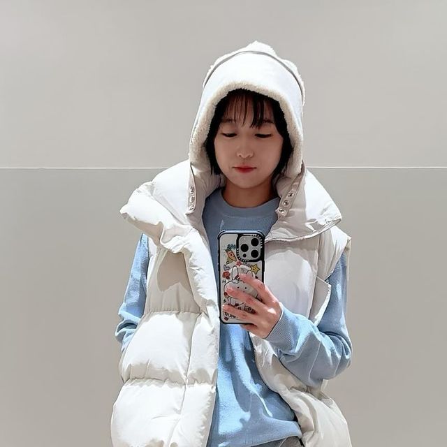 ‎모찌엄마(•̀ᴗ•́)و ̑̑‎ on Instagram: "#데일리코디 #엄마랑데이트마지막코스는쇼핑🛍️ - 먹고 카페갔다가 마지막 코스는 쇼핑! 엄마 피팅하는 동안 #오늘의코디샷 - #무스탕모자 너무