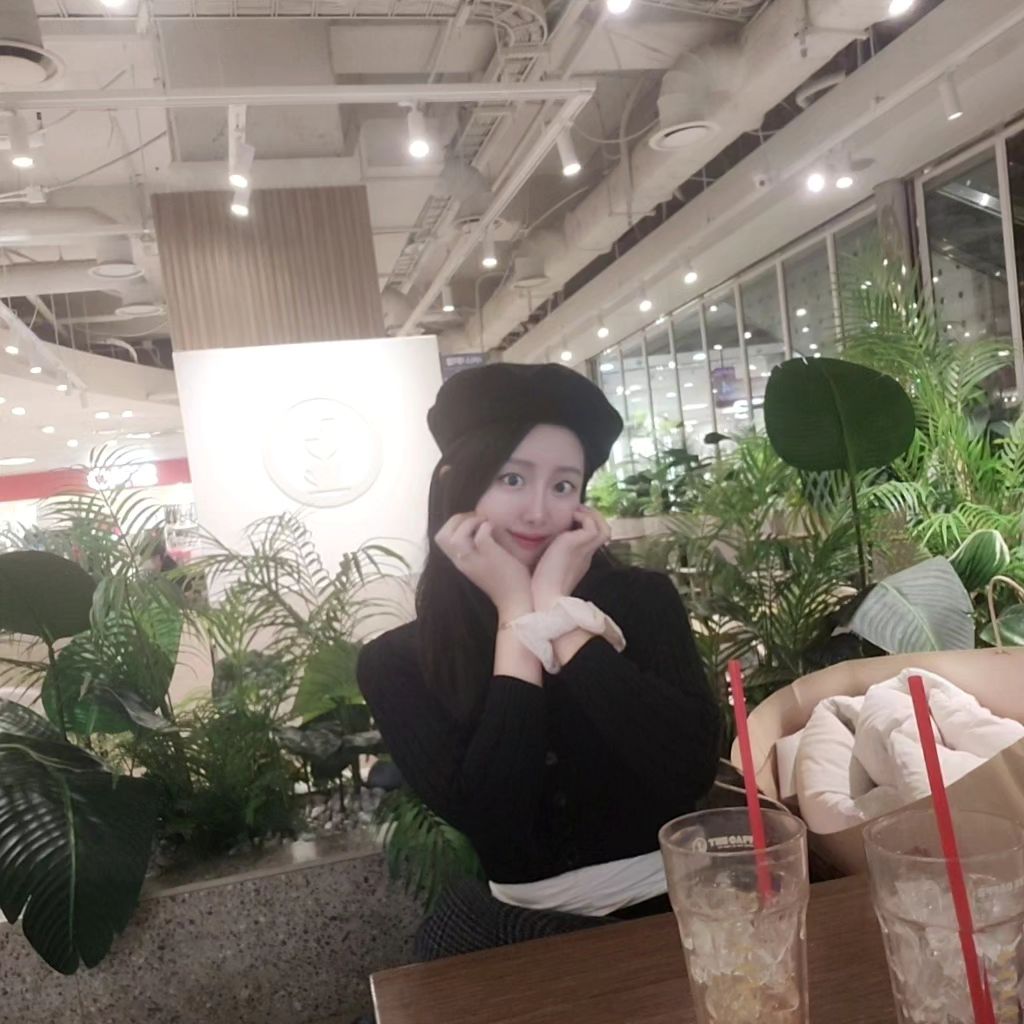 #광고 메이크업트리 만들었어용🎄
아세페몰에서 크리스마스를 위한 셀프쇼핑하고
트리만들어봤어요😁
작지만 소중한 나만의 트리❣️❣️

아모레퍼시픽 어드벤트캘린더도 증정하고있으니
예쁜 아이템 득템하세요💕💕

추운 겨울 다들 어떻게 보내고 계신가요??
저는 뒹굴뒹굴 겨울잠 모드랍니다🐻🐿🐼

.
#히나뷰티#셀프선물#크리스마스#어드벤트캘린더
inflca@amoremall.official 
#아모레몰 #AMOREMALL #아모레퍼시픽공식몰 #아세페 #AMORESALEFESTA #아모레세일페스타 #인플카