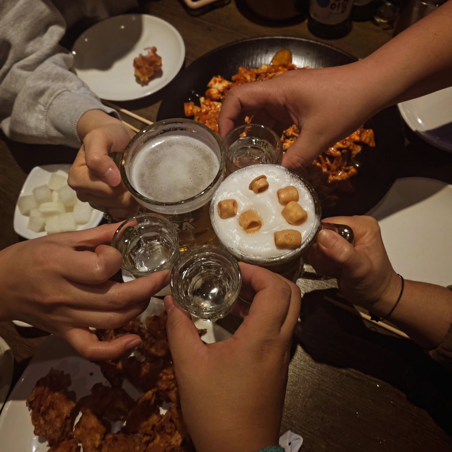손에 꼽을 만큼...
맛있게 먹었던👍
순살치킨과 골뱅이🍻
.
항상 불러줘서 고마운 이들😘
덕분에 생기는 또 하나의 기억..
차곡 차곡 쌓여서..🎞
하나 하나 꺼내 볼수있는 것들이 늘어간다💕
.
.
.
#인연의늪#급만남#힐링시간#밤마실#즐거워#추억부자#감사한시간