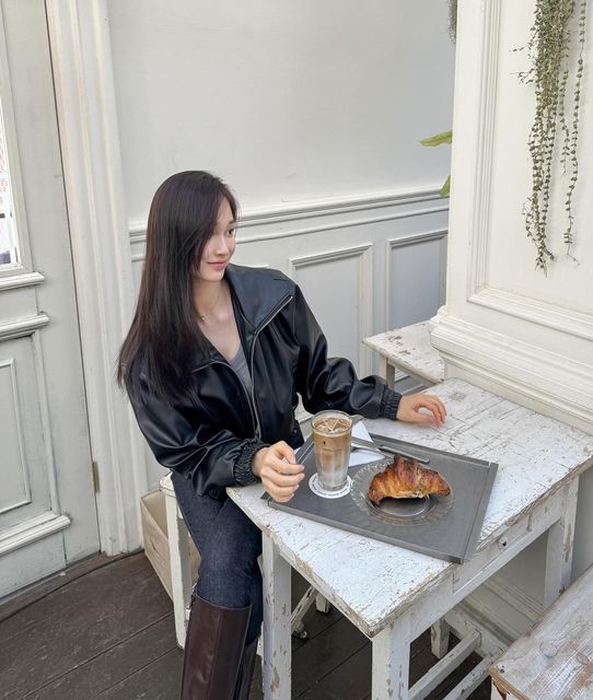 보경 on Instagram: "#광고 깨죽자켓으로 분위기 내본 날🖤 소프트하고 은은한 광택감이 고급스러운 #비바브라운 #레더자켓 이에용🫶🏻 #자켓#숏자켓#아우터#가죽자켓#블루종#outer#jacket#パン