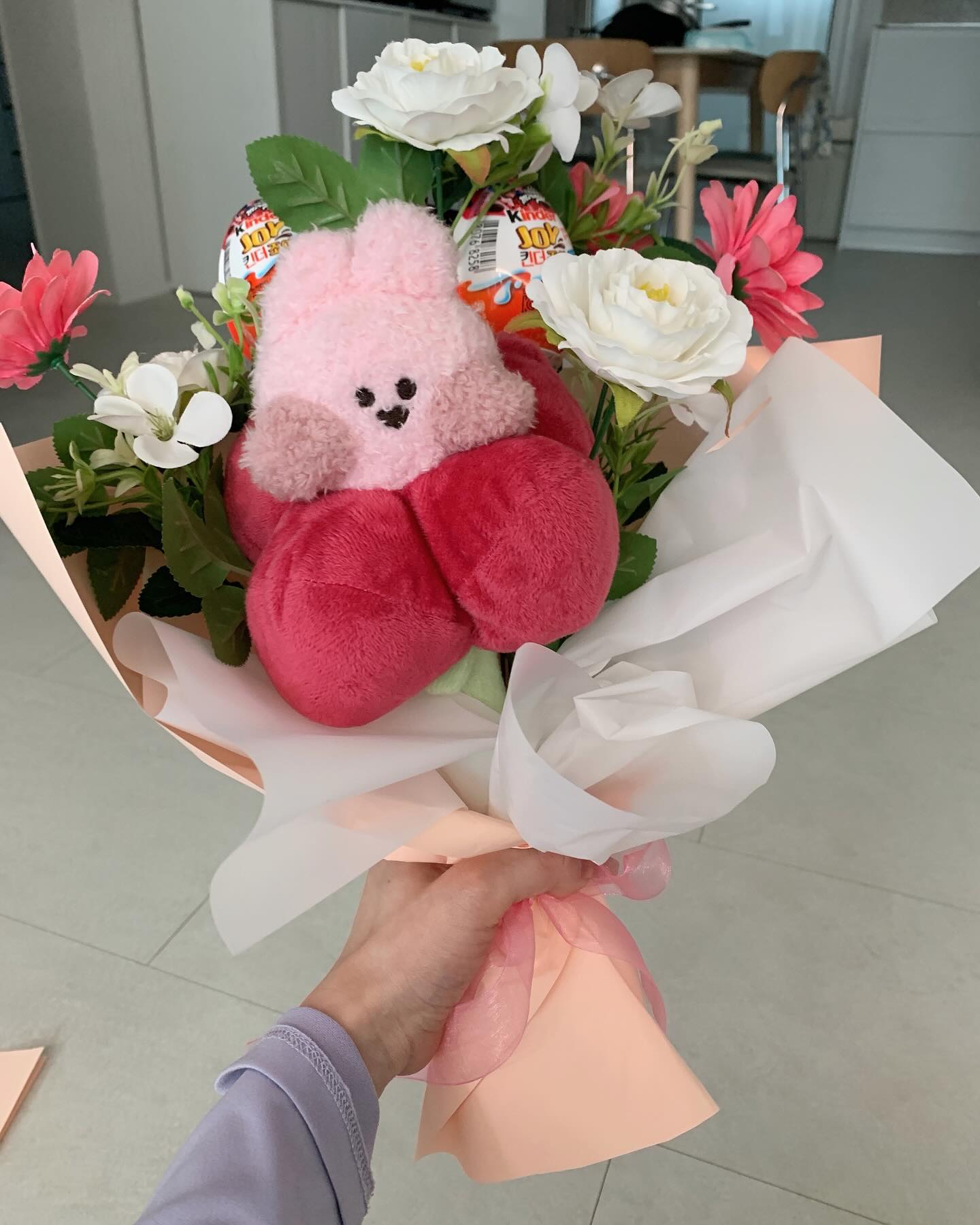 처음 만들어본 꽃다발
채윤이가 좋아했으먄 좋겠다🤗
#똥손이지만 #열심히만든 #꽃다발 #다이소 #킨더조이