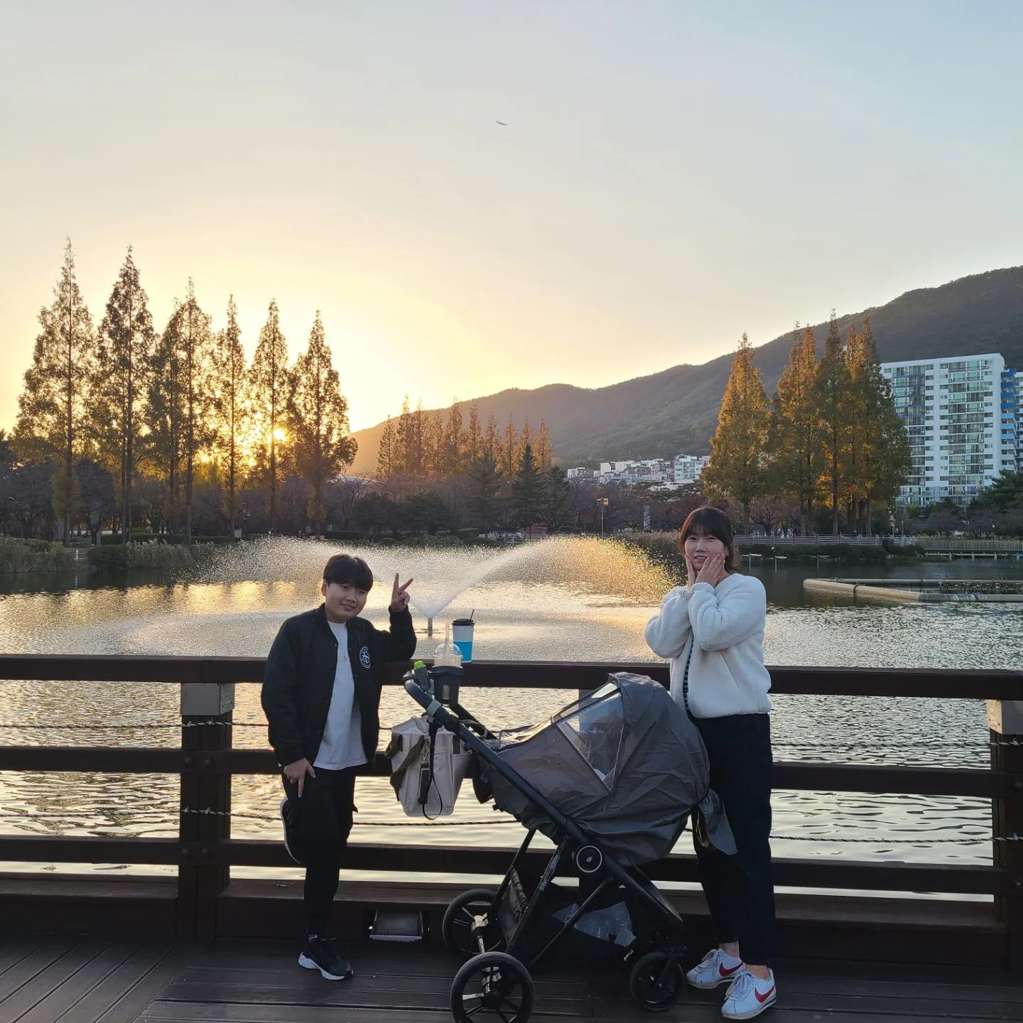 👶 +79day
연지공원을 갔다
도착을하고보니 분유를 챙겨놓고 안들고왔다 😔
미치겠다 어쩔꺼니~ 
나이든것 무시 못하네 🤣
근데 너무 춥다 바로 집으로 복귀 👨‍👩‍👦‍👦
.
.
요즘 큰아들이랑 옷입는걸로 전쟁 중 😡
추리닝 아닌 바지는 안입으려하고
날씨가 추워졌는데 반팔 입는다 하고
아놔 좀만 끼고 달라붙으면 안입으려해서
옷 챙겨주기 옴총 까다롭네 진짜 
저날도 결국 안에 반팔..
그래도 사랑한다 🥹🥹
.
.
.
#가을나들이2탄 #가을인가겨울인가
#춥다 #김해연지공원 #김해 #연지공원
#육아 #아들맘 #형제맘 #9살터울