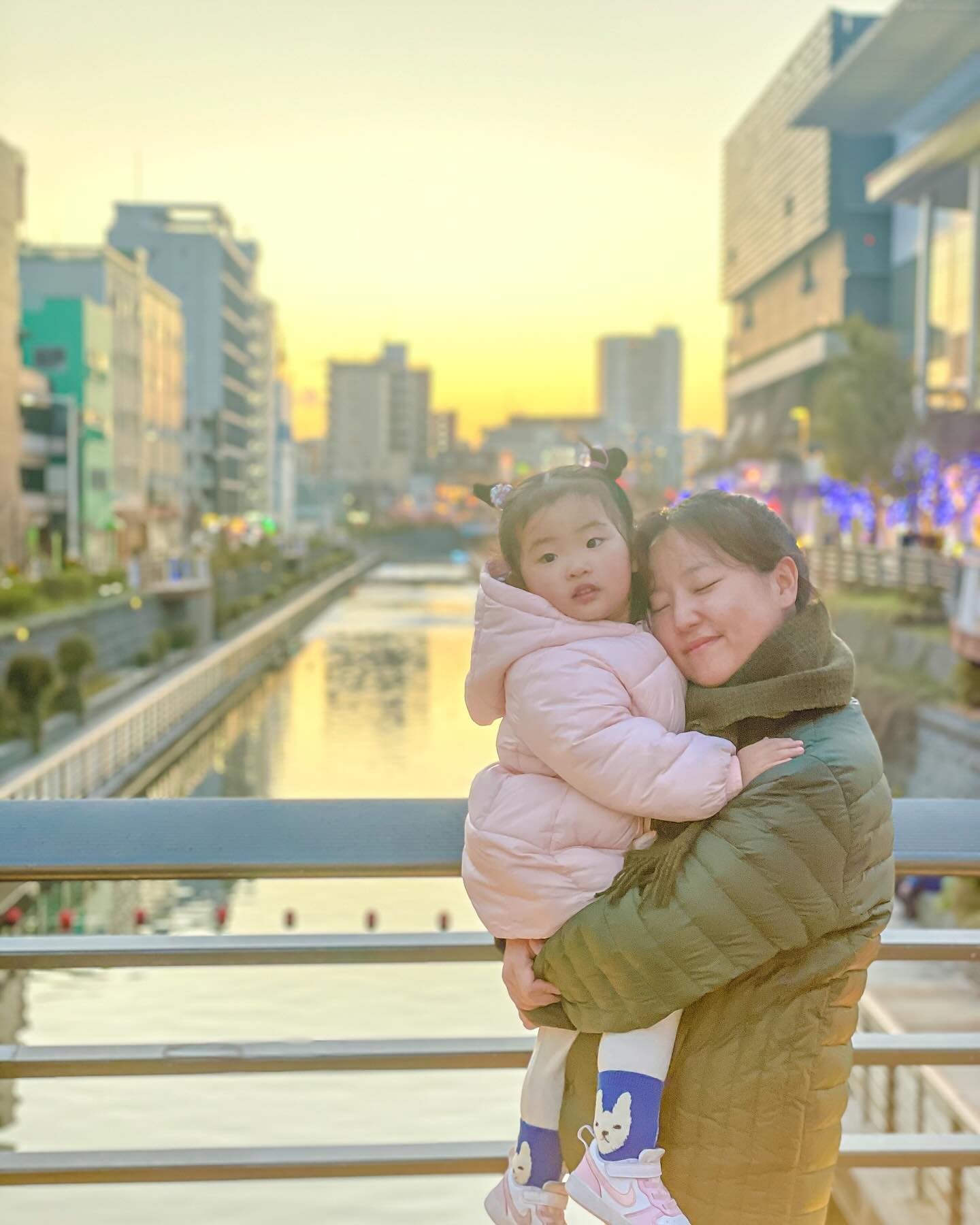#하연엄마의기록

아이를 갖고싶지 않았던 내가 하연이라는 천사를 만나서
엄마라는 이름을 갖고,
내 모습이 이렇게 바뀔 줄 누가 알았을까👀

34개월의 하연이는
엄마 좋아 사랑해♥️ , 엄마 화나써?(뜨끔)
하연이는 속상해🥲, 우리 사이좋게 지내자👋🏻 
하연이는 OO(친구이름) 좋아.ᐟ.ᐟ 
라는 말을 자주 한다.
다양한 표현와 표정, 매일 새로운 듯한 너의 모습들에
엄마는 또 한번 웃으면서 힘을낸다.

오늘도 잘하고 있어요 엄마,
나에게 하는 응원이면서 우리 모두에게 힘나는 하루가 되길.

#육아일상 #육아기록 #34개월아기발달