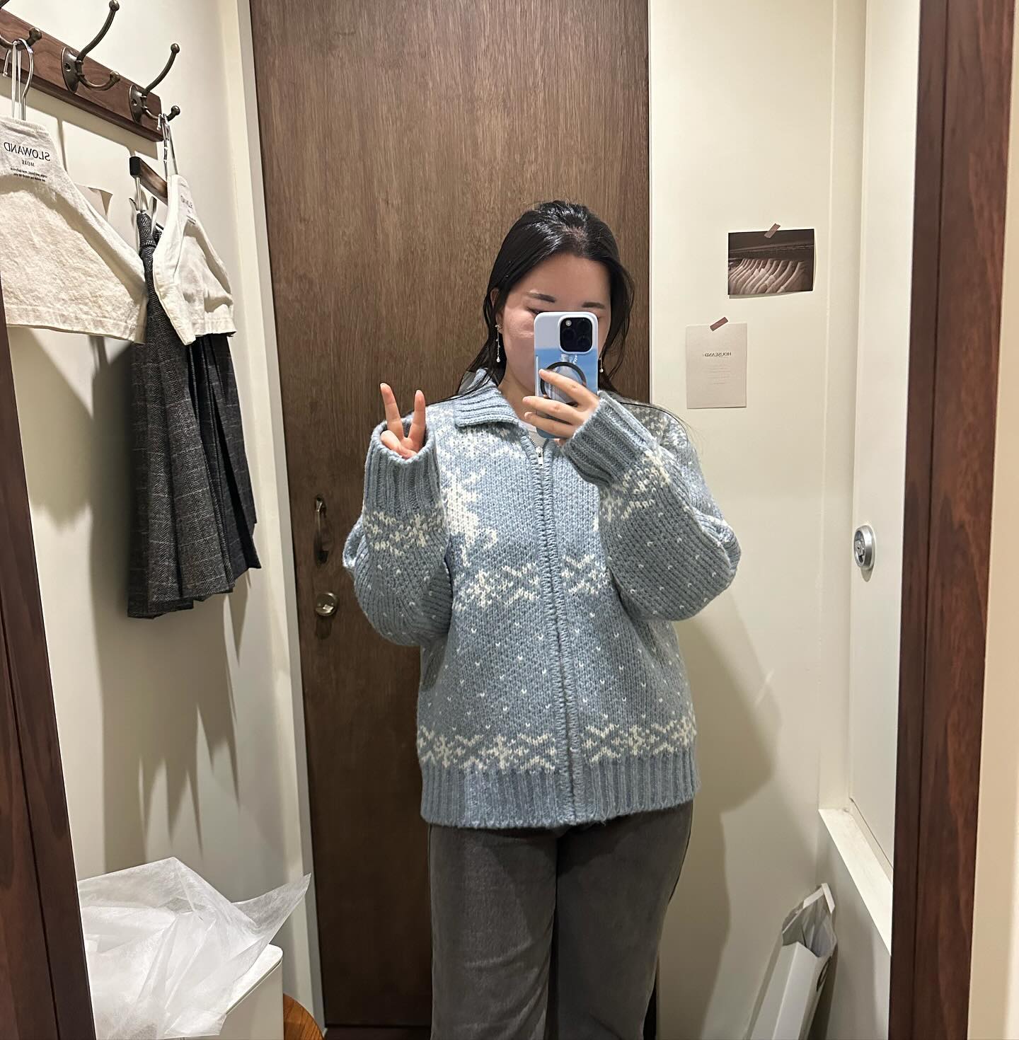 성수 나들이💓

🛍️ 하우스앤드 

코위찬 스노우 집업 하늘색 색상 구매~ 
눈팅만 하다가 입어보고 바로 구매 확정👍

🛍️ 이미스 서울숲 쇼룸

이미스 귀마개가 이쁘다해서 갔는데.. 
생각보다 질이 별루.. 가격대비 별로라서 비구매! 

여러분은 성수가면 어떤 쇼룸 많이 가나용~??
