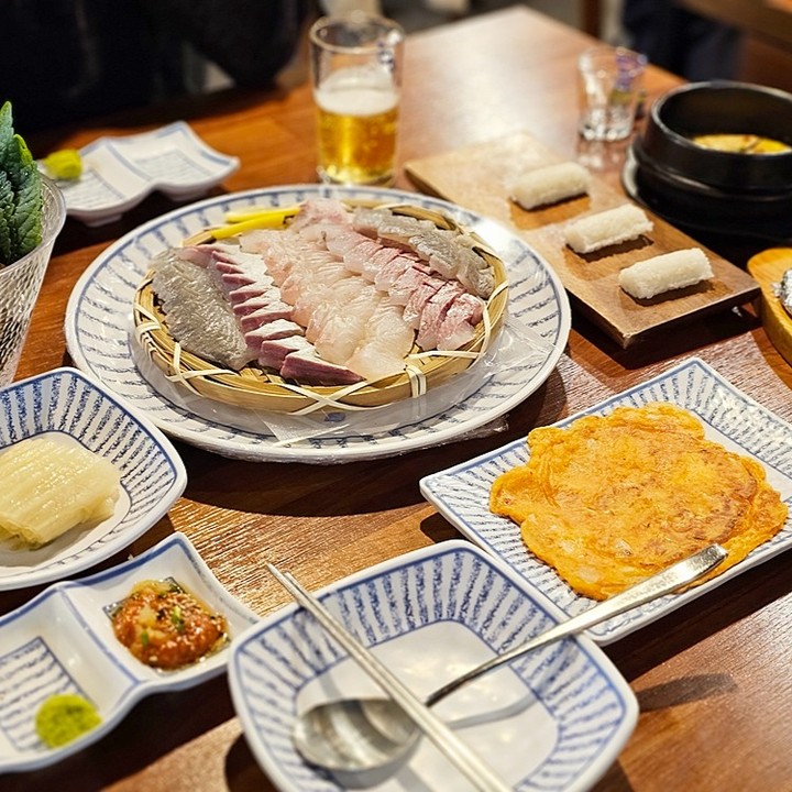 #우리동네맛집

배달어플로만 주문해먹다가
처음으로 매장에 방문해본
내 최애 단골횟집
#갯마을횟집

매장에서 먹으니까
제대로 한 상 차려 먹는 느낌

🍴모듬회小 - 32,000원
🍴상차림(1인) - 3,000원

✔울산 남구 옥현로51번길 6 1층
✔궁거랑연어마을 인근
✔매일 16:00 ~ 03:00

❌️주차장 없음
⭕️주차비지원
✔️롯데리아 울대점 옆 주차장
✔️5만원 이상 1시간
✔️10만원 이상 2시간 무료

#무거동맛집 #무거동횟집
#울산대맛집 #울산대횟집
#울산핫플 #울대핫플