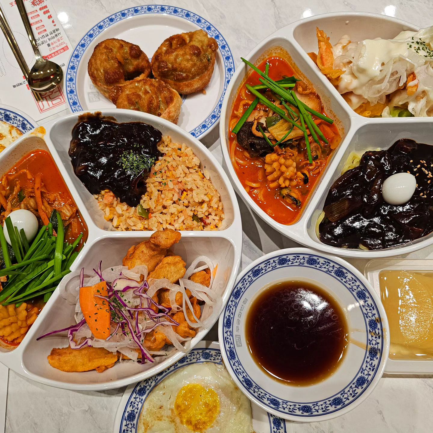 무궁화반점 일석삼조🍜 #협찬

짬짜면을 넘어서는 일석삼조 메뉴라니?!
게다가 셀프바에서 계란후라이, 공기밥, 요구르트까지 겟

대왕 일석삼조라는
타임어택 챌린지 메뉴도 있으니
대식가라면 당장 달려가서 도전해주세요🖐🏻

➡️ 더 알고싶다면, 프로필 하단 블로그 링크 클릭 ⬅️

🚩 위치
서울 강남구 테헤란로1길 10 (강남역 11번 출구)
.
.
#강남맛집 #강남역맛집 #무궁화반점 #무궁화반점강남점 #강남역중국집 #일석삼조 #대왕일석삼조 #튀김만두 #타임어택챌린지 #먹스타그램