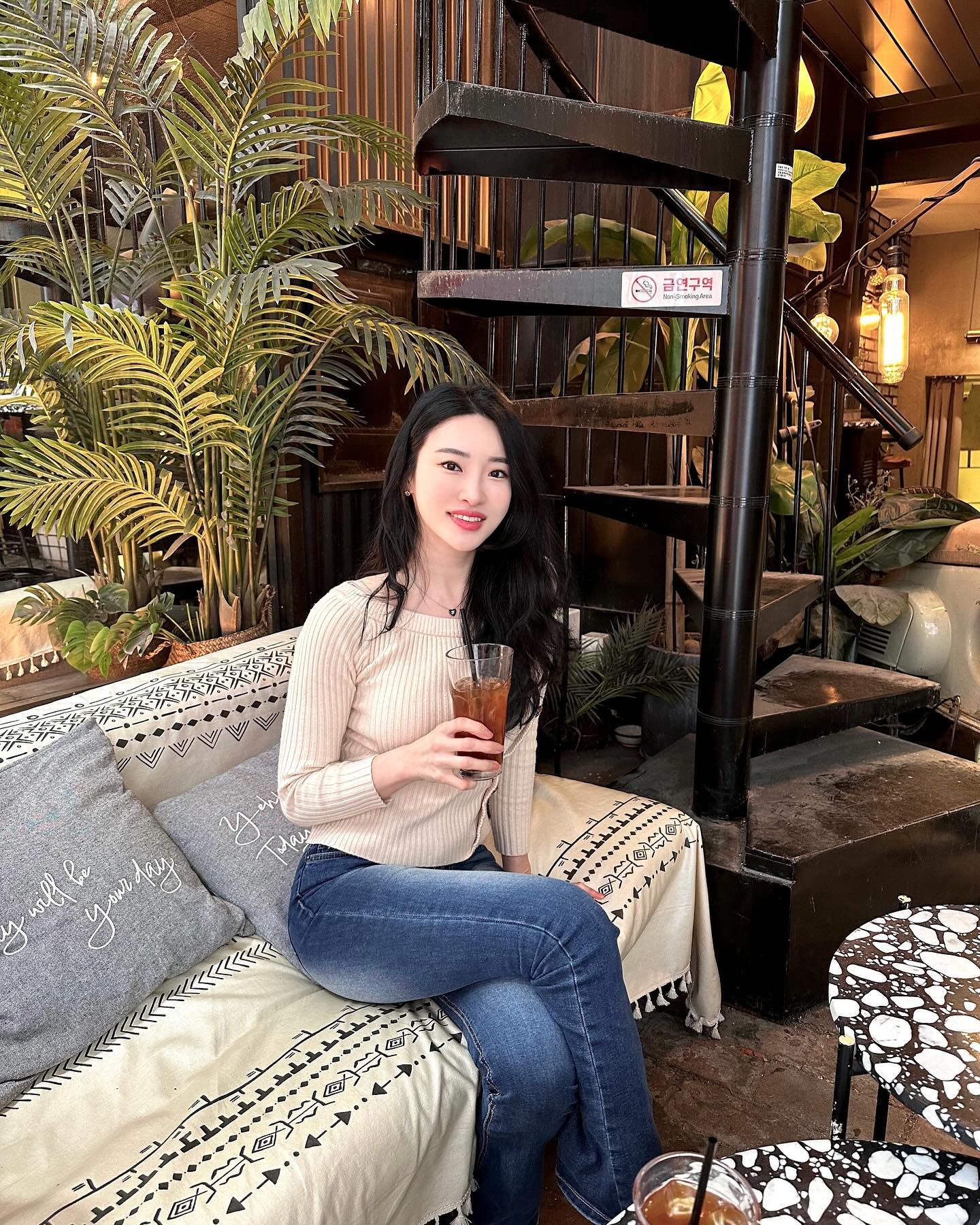 주말.. 완전 봄이였어요 😁! 다들 봄 여름 옷으로 
옷 정리 하시느라 바쁘시죠..?! 저도 간만에 양미라 음소거 웃음으로. 웃음셀카 미소로 셀카 찍었어요 🥰