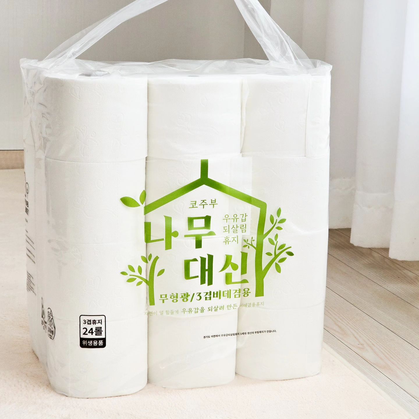 #제품제공 으로 #생협휴지 써봄!

우유를 많이 마시는 우리집.
이것저것 분리배출 하면서
우유갑도 따로 씻어서 모으고 있다.

그래서 #부림제지 에서 나온
우유갑을 재활용한 #나무대신3겹휴지 
보니까 반가운 마음 ㅎㅎ

비닐포장 그대로 송장만 붙어서 배송오는 휴지도 많은데,
박스포장으로 배송와서 훼손없이 깔끔하게 오더라고?
비닐 포장도 받스도 최소한만 인쇄해서 굿굿!

꺼내보는데 한 팩에 18롤씩인데
웬만한 24롤 제품보다 무거워서 놀랐다.
뭐지 싶어서 확인해보니 한팩에 3.3kg..

한 롤 꺼내 이리저리 눌러보니
땅땅하게 잘 말려있다!
완전 #탄탄휴지 그 잡채로구만 ㅎㅎ

톡톡 뜯어봐도 먼지가 적고
조금씩 당겨봐도 제법 질겨서
일반 휴지보다 확실히 쓰기가 편하다.

특히 #비데겸용 인데,
우유갑 되살림 휴지라기엔
정말 탄탄하고 두께감도 만족스럽단 말이지!
보기에도 하얗고 깔끔해서
#재활용휴지 라는 느낌이 없다.ㅎㅎ 

비염때문에 휴지를 꼭 가지고 다니는데
차안에서 쓸때도 먼지가 적어서 만족!
자려고 누울때도 꼭 한번씩 재채기, 콧물나는데
침대맡에 두고 쓰기에도 만족스럽다.
화장대, 컴퓨터옆, 거실 곳곳에서 편하게 쓰는중!

이런 #환경소비 라면 아주 할만하지.
#우유갑재활용 #화장지 추천해봄!

#캐시리뷰 #캐시리뷰체험단