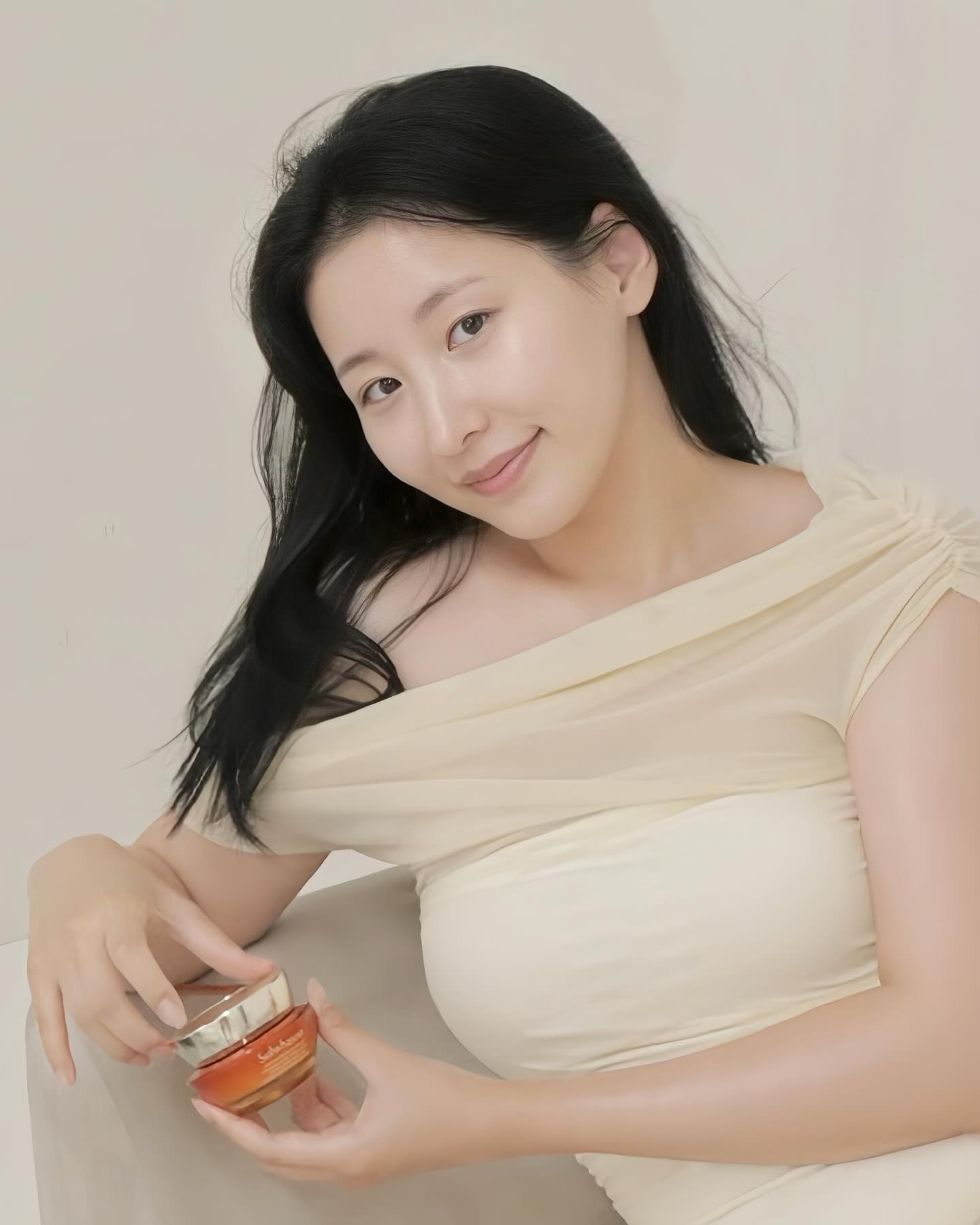 #광고 설화수의 NEW 자음생크림!
제가 너~무좋아하는 자음생크림이 리뉴얼 출시되었어요 ⊹ ͜ ͜ ୨୧ ͜ ͜ ⊹ 

출산 후 저하된 피부 탄력이 정말 고민이었는데 
NEW자음생크림으로 피부 근본부터 케어해주니까 
요즘 피부 컨디션이 정말 너무 좋아진거 있죠 ,,? 

자음생크림은 7일만 사용해도 주름과 탄력이 개선되는 놀라운 효과가..!
역시나 저에게 딱필요하던건데 홈케어로 이보다 좋을 수없다 𓂃💆‍♀️𓈒 𓂂𓏸 

사용감도 리치하지만 발림성도 동시에 너무 부드러워 신기할정도,, 이런 발림성은 설화수에서만 느낄 수 있어요 사용감 정말 최고에요 

정말 일주일 아침저녁으로 꼼꼼히 관리 해주니 출산이후 고민하면 눈가, 팔자,미간 주름이 확 옅어진 느낌이,,💖 10년 연속안티에이징 크림 판매 1위 * 자음생크림으로 모두 7일만에 놀라운 변화와 피부 스스로 좋아지는 힘을 만나보세요! 

*2015~2024 1분기 누계 Beaute Research 한국매출기준 

-
#설화수 #자음생크림 #안티에이징크림 #자음생 #자생력 #고밀도피부 #7일효과크림 #자생력회복크림