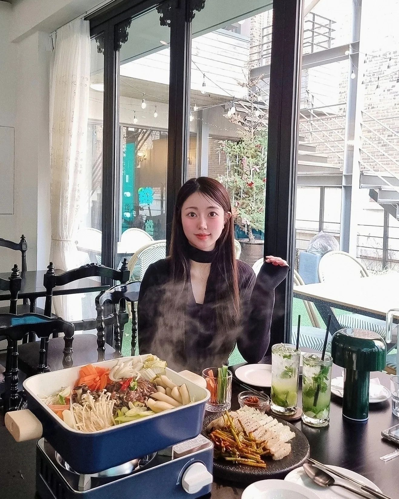 #협찬 분위기 좋은 한식주점 연남 [하우스 오브 지미]🥂

고급스러운 분위기에 다양한 전통주/칵테일과 한식을 즐길 수 있는곳.

저는 [키소주 모히또 2잔+떡 불고기 전골+보쌈 미나리 무침]요렇게 먹어봤어요
양도 넉넉해서 식사하기도 좋고 칵테일도 알콜/무알콜
선택 가능해서 술 못드시는분들이 방문해도 OK😉
음식과 모히또 조합이 좋았던😌

1층엔 전통주 판매하는곳도 있어서 술 좋아하시는분들은
밥먹고나서 술 쇼핑하기도 좋아요😏

연남동에서 접근성이 좋은 핫플에 위치해있고
분위기는 말뭐 매장도 커서 단체 모임이나 데이트코스로 방문하기도 좋을거같은🩵

#협찬 #하우스오브지미 #연남동맛집 #연남동한식주점 #연남동데이트코스 #연남동전통주 #연남동술집 #연남동주점 #연남동데이트 #연남동가볼만한곳 #연남동맛집추천 #연남동술집추천
#연남동한식 #연남동한식주점
#연남데이트코스