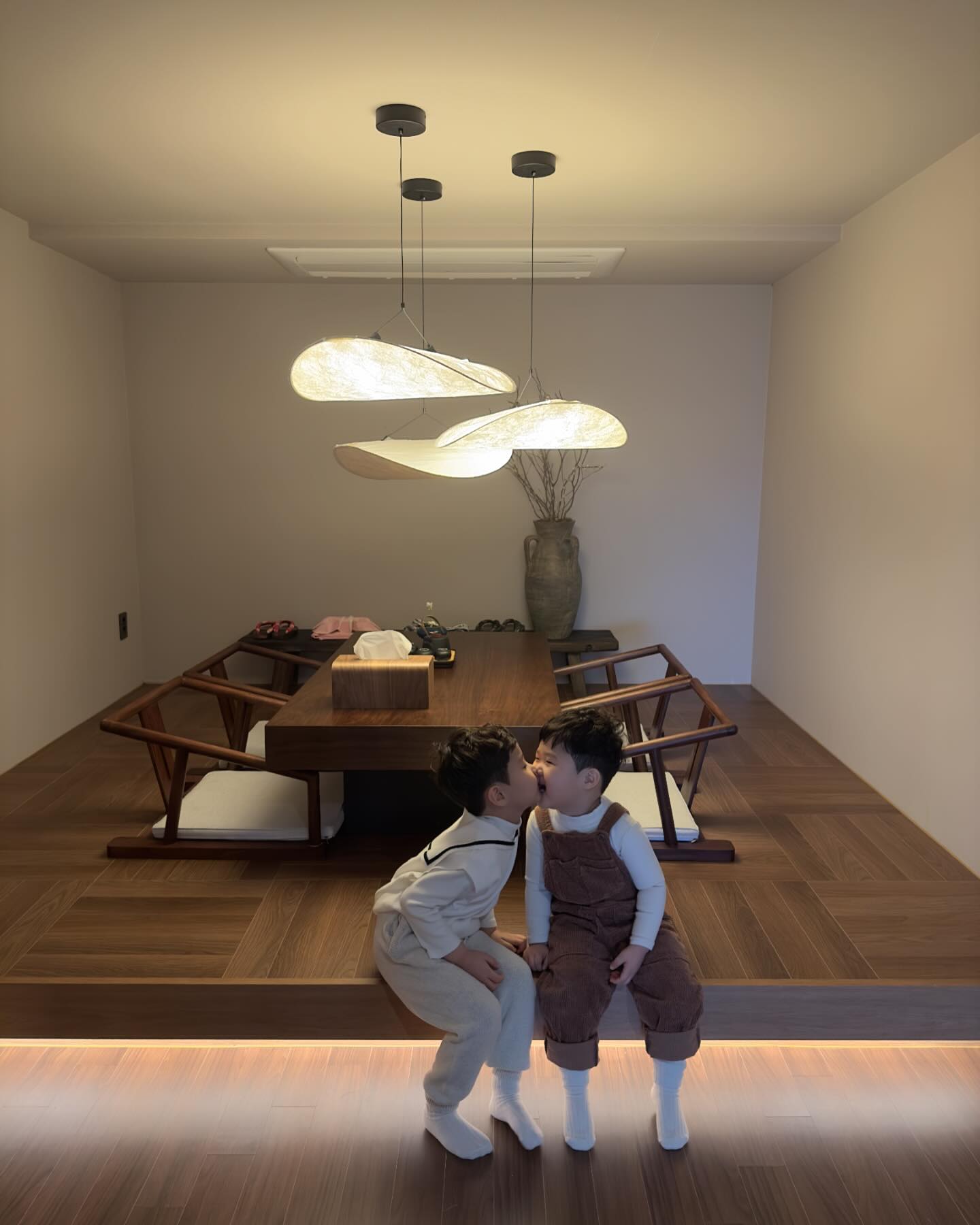 방학 동안 하루종일 내내 붙어 있었더니
더 친해져가지구 진짜 둘이 사이 너무 좋쟈나🤭

아빠가 놀고 있는 안온이 보더니 ”너네 왜이리 친하냐?“라고 
말할 만큼 세상에 둘도 없는 친구 같은 형제42👦🏻♥️👦🏻

요즘은 많이 다투지도 않고 진짜 하하호호 
케미가 너무 좋아서 모지? 왜지? 싶다궄ㅋㅋ 
그래듀 안이랑 온이랑 둘이라 너무 좋그등여-🫶🏻
#안온이네🏡 
#안이랑온이랑