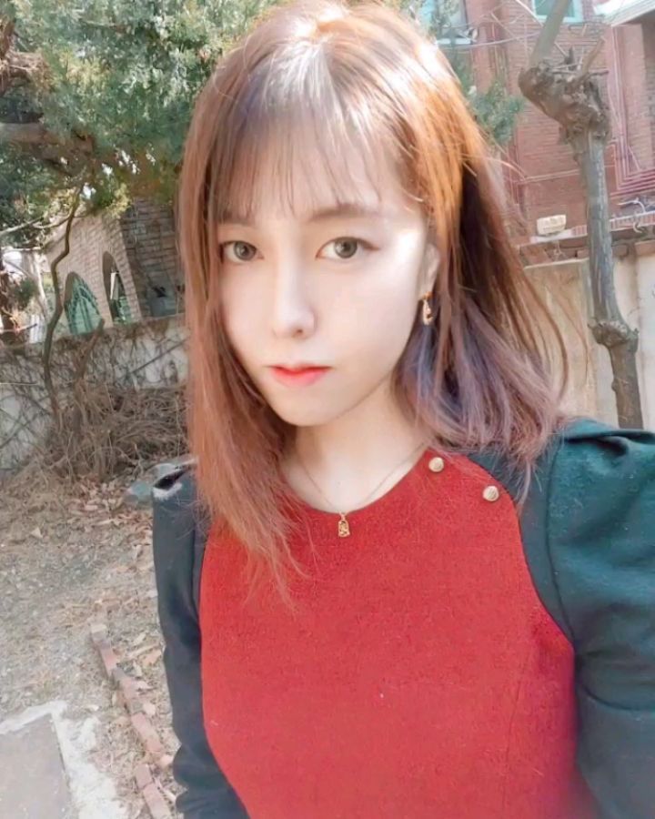 비열하기만 한 너희들에게 고함.
#사이버스토킹 #사이버불링

안녕? 너희가 내 인스타그램을 털었다고 해서 친히 피드를 올려.
모델이나 인플루언서 그만 둔 후로는 얼굴만 올리는 피드는 처음이니 영광인줄 알아.
사진은 가짜라고 할 수도 있으니 무려 영상까지 올렸어.

인터넷에서 닉네임이나 알던 너희가 내 도움은 있는대로 다 받아놓고,
내가 나에 대해 한 말이 다 거짓말 아닐까 걱정이 된다며 내 신상을 턴다는 것도 웃기지도 않지만
고작 키보드 치는 것만 할 줄 아는 백수들이 내 신상을 털어서 느낄 수 있는 감정이 뭐가 있을까?
열등감?
감탄?

난 잘 모르겠다.
방구석에서 커뮤니티나 하는 너희들이 날 궁금해해서 대체 뭘 얻을 수 있는지.

너무 궁금하다길래 정말 많이 고민하다가 올려주는거야.
응 나 맞아. 너희들이 궁금해하던 그 사람이 바로 나야.
이 글 보면서도 설마 싶지?
나 맞다니까?
내가 이 인스타 주인 사진을 도용한게 아니라
내가 바로 이 인스타그램의 주인이고, 이 사진의 주인공이야.

강남에서 나고자랐고 8학군 초중고등학교를 졸업했으며 좋은 대학교를 우수한 성적에 마치고 너희들이 알고 있는 그 직장을 다녔으며 지금은 잠실에 있지.
자, 더 뭐가 궁금해?

아 외모 이야기? 너희들에겐 너무 슬프겠지만 미안한데 내가 이 인스타의 주인이 맞아.
안 믿겨?
이런 외형의 사람이 너네들과 엮였을리 없다고?
응 나도 안 믿겨.
살면서 마주칠 일도 없는 머저리 같은 것들이 지들끼리 모여서 나에 대해 진실이니 거짓이니 방구석에서 코난질이나 하며 인스타를 털거라곤 꿈에도 상상 못했거든.
너희들이 예쁜게 뭔지 알고 잘난게 뭔지는 아니?

그냥 하던 커뮤니티질이나 해.
이게 마지막 경고야.

내 이름이 뭐니.
내가 사실 천사가 아니니 뭐니.
내가 말한 내 신상이 거짓이니 아니니.
이 인스타를 찾아냈는데 본인이니 아니니.
내 집이 어떻다느니 내 멘탈이 어떻다느니.
다 거짓말이고 정신병일 수도 있다느니 뭐니.
내 가정사, 개인사, 그리고 선을 넘은 음해와 험담.

내가 루머에 대처하지 않은 것은
가만두면 제풀에 지치겠지 싶어서였어.

살다살다 취미로 남 도우려고 시작한 인터넷 활동에서
타진요도 아니고 진실을 찾는다며
안티모임을 만들고 인증을 요구하는 놈들을 만날 거라고도 생각 못했지만
정말 별것도 아닌 인생들이 허세만 가득 늘어놓다가 그게 들키자 너도 거짓말일거라며 자기들 레벨로 끌어내릴거라고도 생각도 못했어.

그래. 찾아내니 기쁘니? 안 믿기니?
축하해. 드디어 너희들의 활동이 완벽한 공연성을 얻었고
형사 처벌의 기초를 다진 것을.

손가락 함부로 놀리지 마라.
입도 함부로 열지 마.

사람이 호의를 베풀었으면 고마운 줄 알고 살고
관용을 베풀었으면 몸 낮추고 살아.

중학교 2학년에서 벗어나지 않은 정신연령으로
넷상에서 왕따와 괴롭힘 그리고 루머 생성이나 하며 찌질이 같이 살지 말아라.