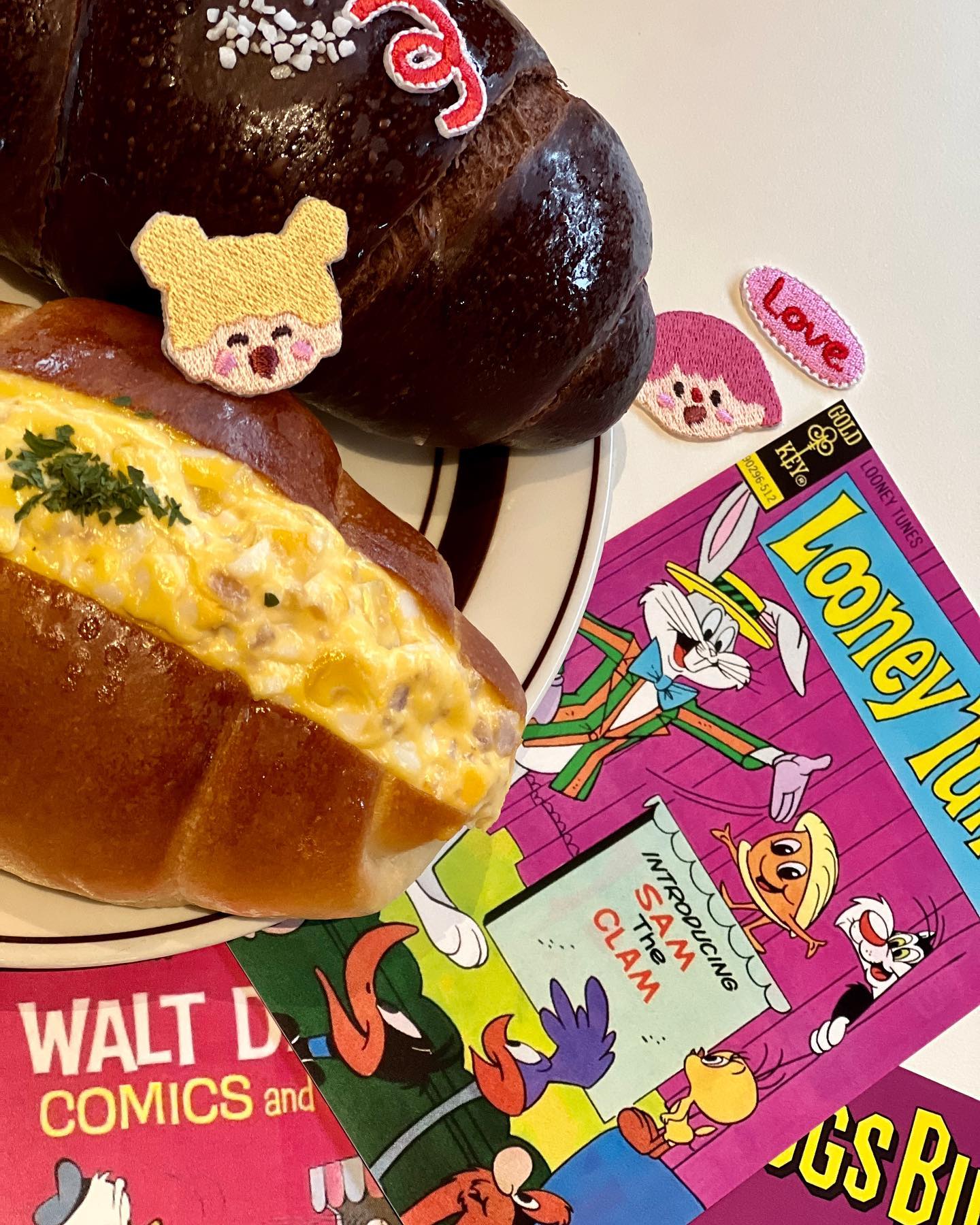 🧸
#두낫디스터브
  소금빵 맛있는곳
황리단길에서 사온 엽서랑 패치
  귀욤귀욤 🥰
소금빵 위에 살짝 올려보기