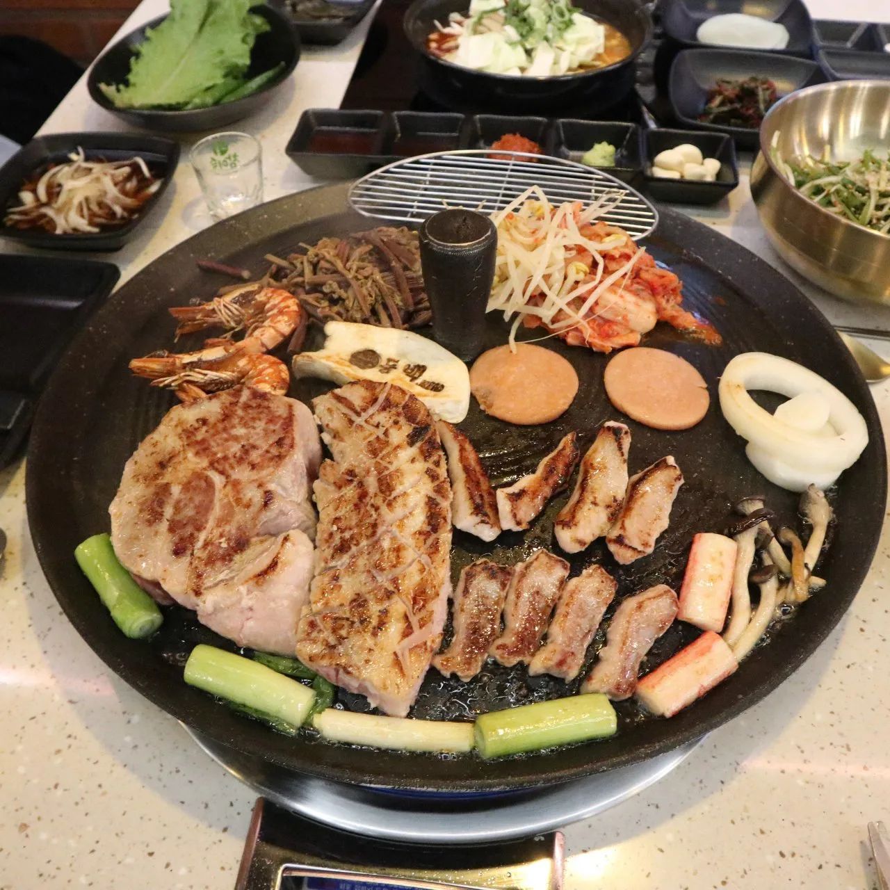 대구 동백 동성로점
솥뚜껑 맛있는집 왔어요
발간벽돌집 입구에 샹를리에가 이쁜곳이에요
인테리어도 멋지고 데이트나 
회식하기 좋은곳으로 추천합니다

동백고기 소 모음 먹고왔어요
삼겹살,목살,항정살,가브리살,
새우,구이야채가 나오고
떡볶이와 라면은 무료로
먹을수있는 장점이 있고요
반찬도 다양하게 리필이 가능합니다

김치, 고사리,콩나물도 
같이 고기와 함꼐 구워먹을수 있어요
참이슬과 함께 맛있게 먹고 
즐거운 시간 보내고 왔습니다
직원분들 모두 친절하시고요 
다음에 또 다녀오고 싶네요
#동백동성로점 #동성로솥뚜껑삼겹살 
#동성로삼겹살 #동성로밥집 
#동성로맛집 #동성로고기집 
#동성로가볼만한곳 #대구맛집 
#대구맛집추천 #먹스타그램
