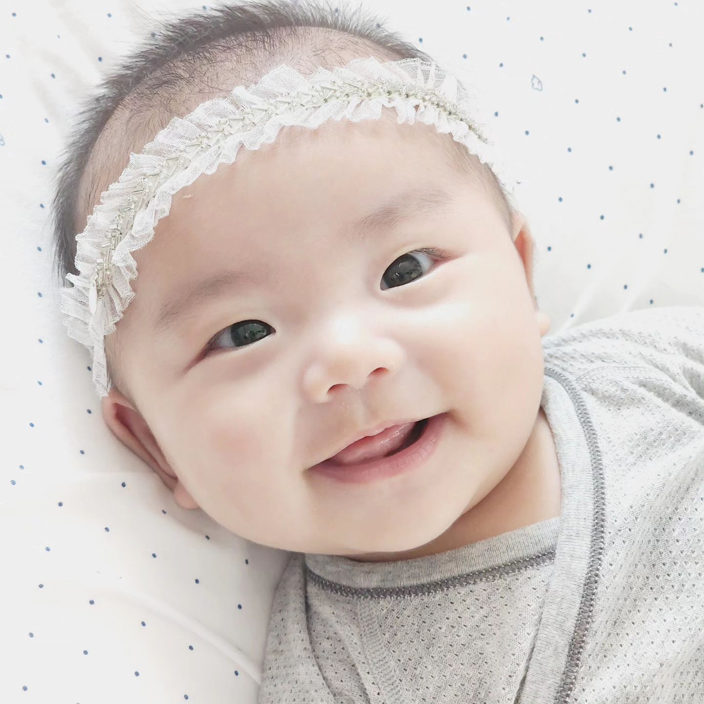 #2개월아기 🤍#인물사진 은 이 정도는 되야쥬? 얼굴 뙇🤍

누나 #똑닮 우리 로아 👶
오동통통해진 우리 로아랍니댜아~

오랜만에 남아에게 꼬옥 맞는 컬러 입어서
남겨주려구 사진 찰칵!하려던거지만..
또.. 누나때 #아기액세서리 .. 주섬주섬..
바로 #아기헤어밴드 뙇..착용해주고있는 나 자신☺️

주변에서 로아사진 보고는 서아 어릴때 사진이냐고,
또 서아 아가때 사진보내면 로아냐고~
진짜 로아보면 서아 아가때랑 완전 닮았더라구요.
#남매아니랄까봐 🥰

처음부터 #둘째계획 이 있었어서
서아가 #폭풍성장 하니 한두번 혹은 한번도 못 입은 옷들
그리고 뜻 있거나 애정가던 옷, 악세서리 등을
그대로 보관하고있던지라 로아가 고대로 입고 있지요~
그렇다보니 더 헷갈려할지도...😄

아덜이지만 공주느낌 누나옷들도 엄마는 너모나도 만족👶💕
아직은 괜찮아 아들, 그리구 #남자는핑크 란댜☺️
 
 
 
 
 ㆍ
ෆ24.07ෆ
#포도포도이야기 #포도포도이야기_2개월