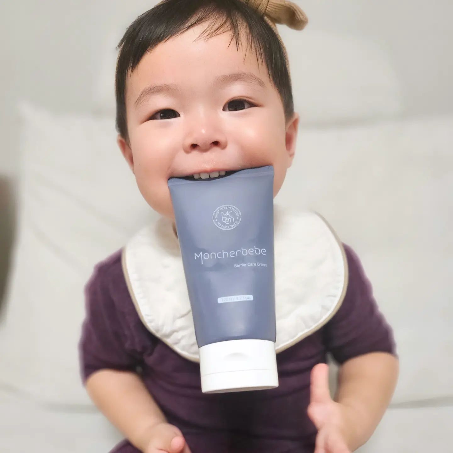#내돈내산 

먹지마세요 피부에 양보하세요~❣️

건조한 겨울
더더욱 빛을 바라는 고보습 
✔️ 몽쉘베베 베리어 케어 크림

몽쉘베베는 특유의 비건향기가 오래가는데
은은한 향기에 엄마가 코박을 많이해서 그런가~ 튜브만놔도
이현이가 먼저 바르는 편이예요😚

초유 10,000ppm 함유에
식물성 오일 성분이 첨가
버터같이 쫀득한 제형인데 바르면
번들거림없이 촉촉& 쫀득피부완성! 

연약한 피부에 딱! 무자극제품이고
더마테스트 엑설런트등급으로
안.심.피.부.철.벽.방.어🤭

이현: 엄마 피부도 지켜줄게~🥰
막짤 이솔:오빠 이제나좀 놔줘(ㅋㅋ)
사르르 녹여버리는 애교쟁이들
올겨울 몽쉘베베함께해요❣️

moncherbebe_official

#몽쉘베베#몽쉘베베크림#베리어케어크림#크림추천 #육아소통 #보습크림#아기보습크림#초유크림#비건향료#출산준비#토끼띠 #출산선물#아기크림 #육아  #baby#아기선물 #아기로션  #출산선물 #babycream