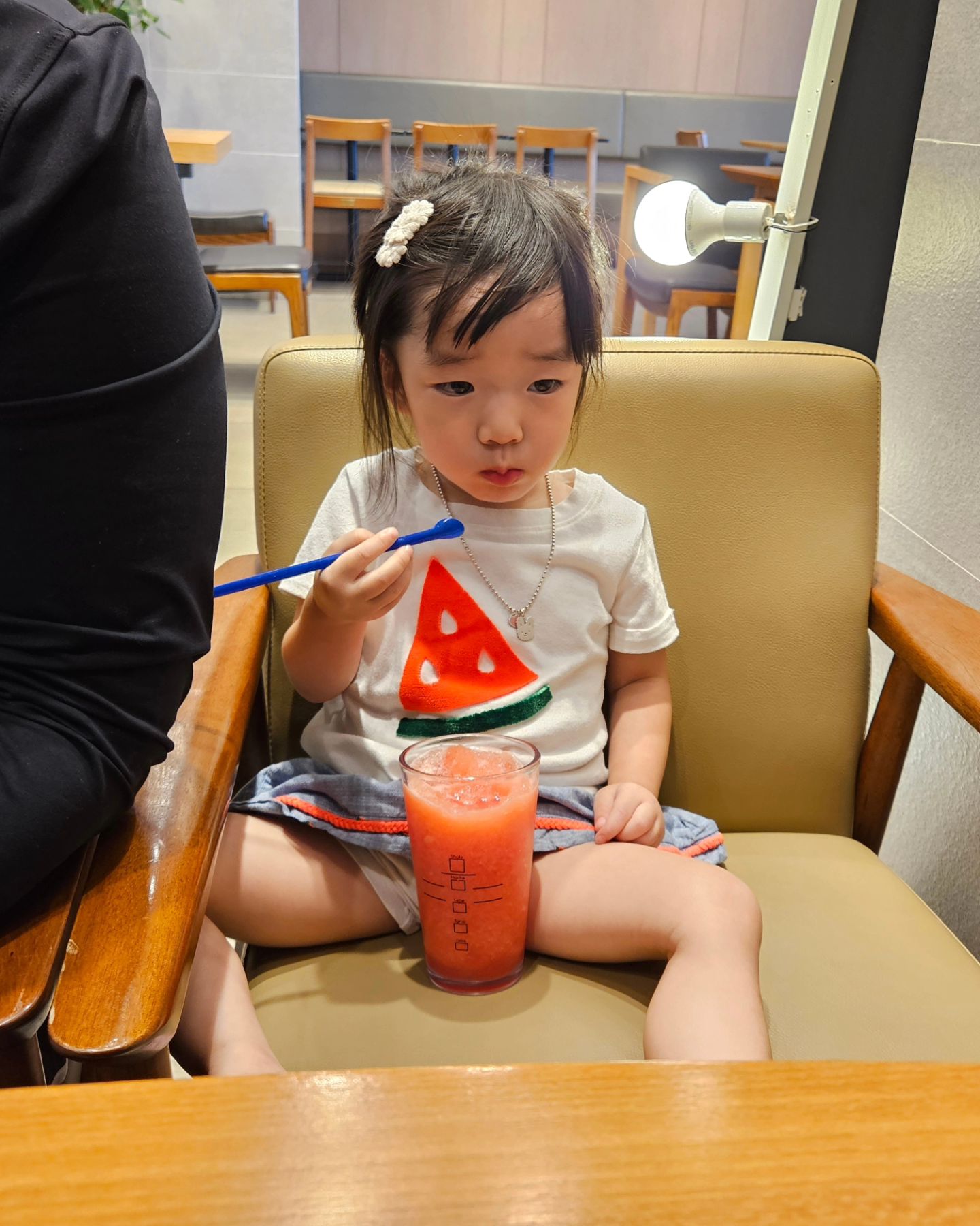 _​​🇬​​​🇬​​🇴​​​​🇲​​🇮​☻
⠀
🔖  June ᰔ

이열치열이라는데 땀많고 열많은
우리 꼬미팸은 이한치열이지ㅋㅋ
더위는 찬걸로 다스리겠다는 심보로
1일 1아이스크림 또는 음료를 드링킹 하는듯ㅋㅋ
덥고 습했던 나트랑 다녀오고 한국의 날씨에
감사함이 두배나 생겼음🫶🫶🫶

어린이집에서는 수족구가 유행..ㄷㄷ
다 걸리고..끝까지 남아서 등원했던
꼬미마저 걸리고..마지막 2명의 원아중에
걸려뿌린 꼬미🥲🥲 양가부모님의 협조로
가정보육 당첨💬💬💬💬

#밀린피드
#열심히놀자
#꼬미일상
#기록해주는엄마
⠀ 

⠀
