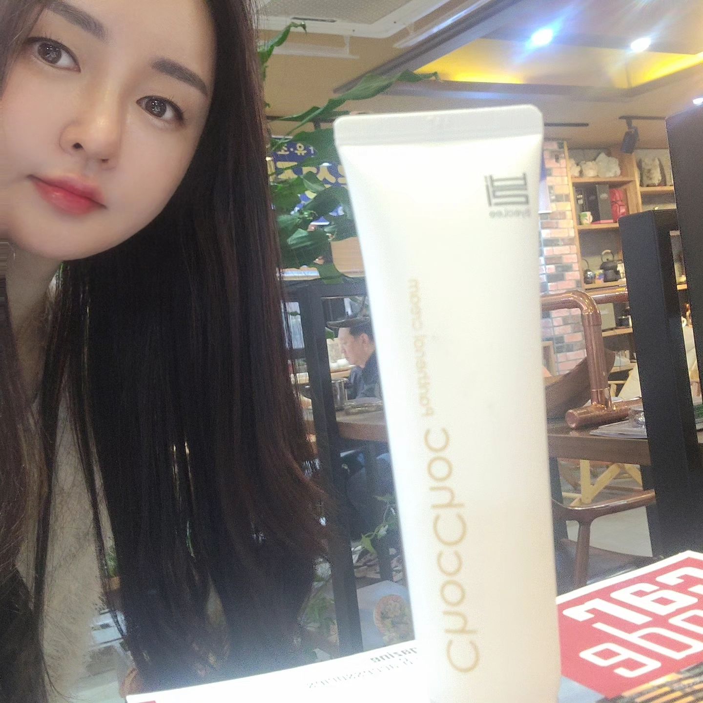 #협찬 #촉촉판테놀모이스처크림 

📌까다로운 한국비건인증원의 기준을 통과한 비건 인증 크림🧴 

날씨가 추워지면서 겉건조,속당김으로 고생할 타이밍에 꼭 필요한 고보습크림이에요^^ 

휴대하기도 편한 사이즈라 추가로 발라주기도 좋더라구요~!
찐한 보습력으로 피부 탄탄함이 오래 유지되는 기분이었어요~^^💕💕💕 

✔️판테놀 7% 고함량 제품으로 오래도록 유지되는 강력한 수분장벽
✔️주름개선 기능성 심사 완료된 크림으로 탄력 개선 및 주름 예방
✔️피부 저자극 테스트 인증
✔️슬림하고 콤팩트한 사이즈로 휴대성이 뛰어난 환절기 필수템 

#판테놀크림 #고보습크림 #비건크림 #건성피부 #악건성 #앤드뷰티 #속건조 #수분크림 #저자극크림 #주름크림 #판테놀