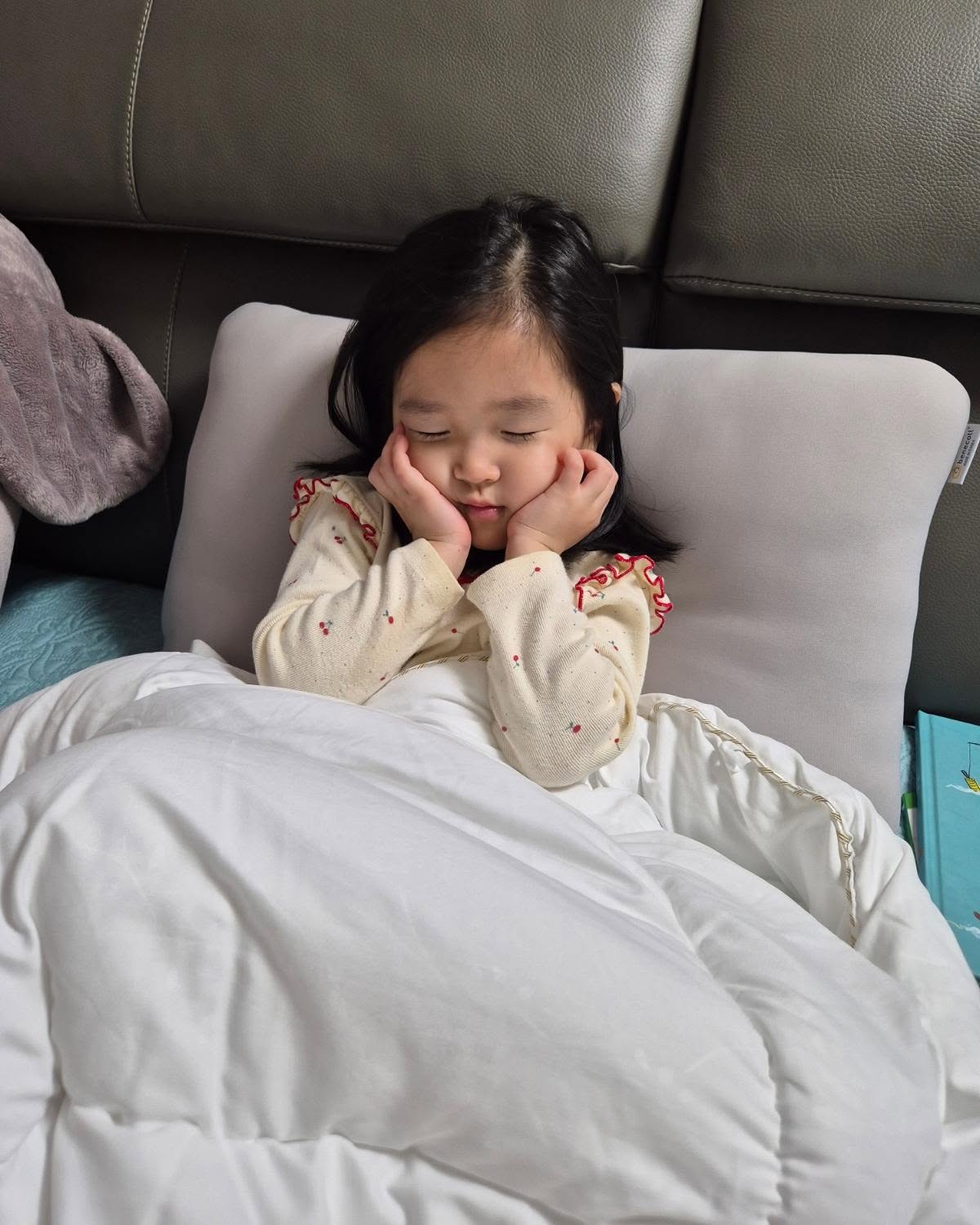 #일상 #광고
05JAN25~06JAN25

베네코트 비누베개로 바꾸고나서부터
율준이네 수면의 질이 올라간 이야기 들으러 오세요👍🏻

🏷베네코트 비누베개
쪼온~득하고 푹신푹신한 느낌의 비누베개를 사용한지 일주일쯤 된거같은데요!
꿀잠자고 있는 율준이네랍니다🤍
사실 이 베개보고 '이건 내꺼다~'하고 딱 침대에 올려놨더니
서로 베개가지고 있겠다고 투닥거리는 율준이였어요😉

말 그대로 비누처럼 뽀송하고 촉감이 넘 좋아 말해모해🧼😴
머리속에 바로 ふわふわ단어가 떠올랐는데
딱 그 후와후와한 기분🫧

메모리폼에 솜을 넣어서인지 사용하기에 너무 편하구
침실인테리어에 딱 맞게 그냥 두어도
원래부터 있었던 듯 인테리어같은 느낌적인 느낌🤭

작은베개 사이즈도 있는데 전 4060사이즈로 주문했구요✨️
그리고 빨래망에 넣어 통째로 세탁하고 사용하니 모형도 그대로고
아무튼 대박 만족쓰하면서 잠에 드는 율준맘🥰

육아로 지친 몸과 마음을 비누베개와 함께 하는 중이랍니다⭐️

🔎 자세한 정보는 네이버📗에 "베네코트 비누베개" 검색해주세요

#꿀잠자는 #육아맘 #비누베개 #침대인테리어 #베개추천 #메모리폼 #남매가족 #육아일상 #육아기록 #협찬