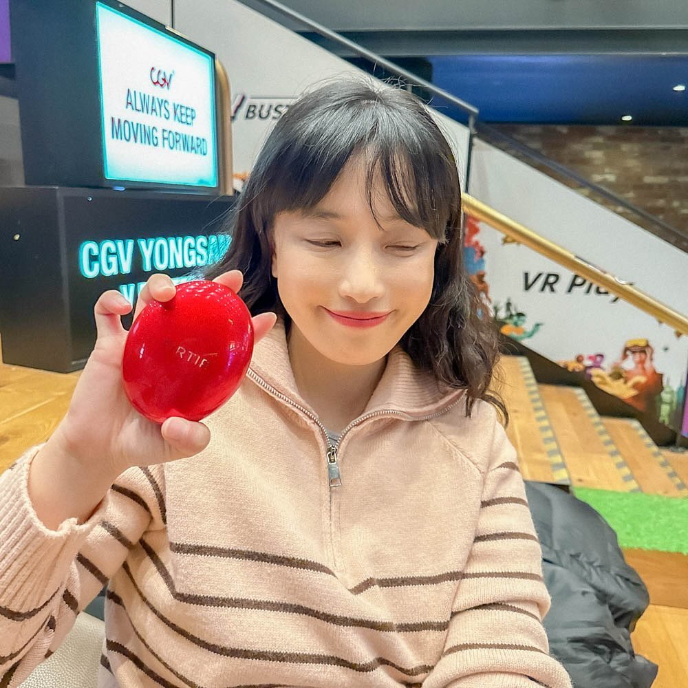#제품협찬 🎁 4초에 1개씩 팔리는 핫핫 티르티르 레드쿠션 🫢 마침내 겟챠 ♥️
-
광채피부 잘 만들어주는 티르티르에서 나온 쿠션라인 ✨ 저는 매끈한 광채피부 표현을 좋아해서 레드쿠션을 선택했어요 ･ᴗ･

촘촘한 커버 파우더가 잡아주는 무결점 커버 🫢 무려 72시간이나 유지된다규!! (단, 21호만*) 밀도 낮은 경량 파우더 타입이라 완벽한 커버에도 갑갑함이 없더라고용 😊😊 처음 했던 피부표현 그대로 하루종일 산뜻 촉촉 🙆🏻‍♀️ 유분감은 🙅🏻‍♀️

역시 18개월만에 1,180만개 누적판매한 클라스 👑 일본 최대 댓글사이트 1위, 큐텐 1위, 라쿠텐 1위, 아마존 1위 ☑️ 1위 밖에 모르는 일본 최대판매쿠션 클라스 tirtir_official
-
-
#티르티르 #TIRTIR #티르티르쿠션 #레드쿠션 #4초쿠션 #무결점커버쿠션 #매끈밀착쿠션 #쿠션추천 #쿠션파우더 #쿠션팩트