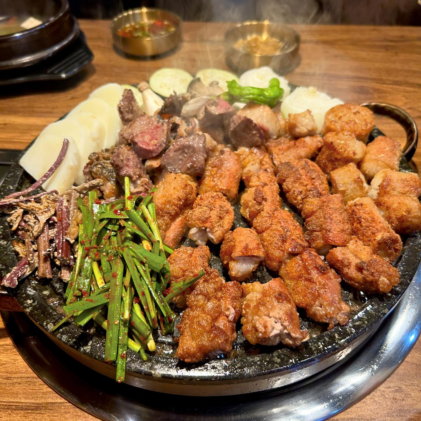 논현 호사양곱창

📍서울 강남구 강남대로114길 18 지상1층 101호

💟오랜만에 곱쏘땡겨서 집근처 곱창집 찾다가 발견한 곳! 곱창을 튀기듯 구워서 바삭해 보이는 비주얼에 방문했어요!🏬

💟주문하기 전 따뜻한 북어국으로 몸을 데우고 모듬구이 주문! 곱창,염통,대창,막창 그리고 벌양까지 들어있었어요! 비주얼이 조금 험악해도 맛은 굳굳!👌👌

💟곱창,막창 모두 잡내없이 깔끔하게 먹기 좋았어요! 소보로미냥 튀겨진 곱창은 바삭쫄깃 그자체!😘기름기 많은 음식이라서 매콤하게 찍어먹을 소스가 없어서 조금 아쉽🥲

💟오늘의 찌개로 나온 고추장찌개가 얼큰하니 밥을 부르는 맛!
직접 담구신 김치 맛도 보여주시고 맛은 어떤지 더 필요한 건 없는지 계속 확인해주시는 사장님!🙋‍♂️너무 스윗🍭

#논현동맛집 #논현곱창 #신논현역맛집 #신논현곱창 #곱창 #먹스타 #먹스타맞팔 #먹방스타그램 #좋아요반사 #일상 #소통