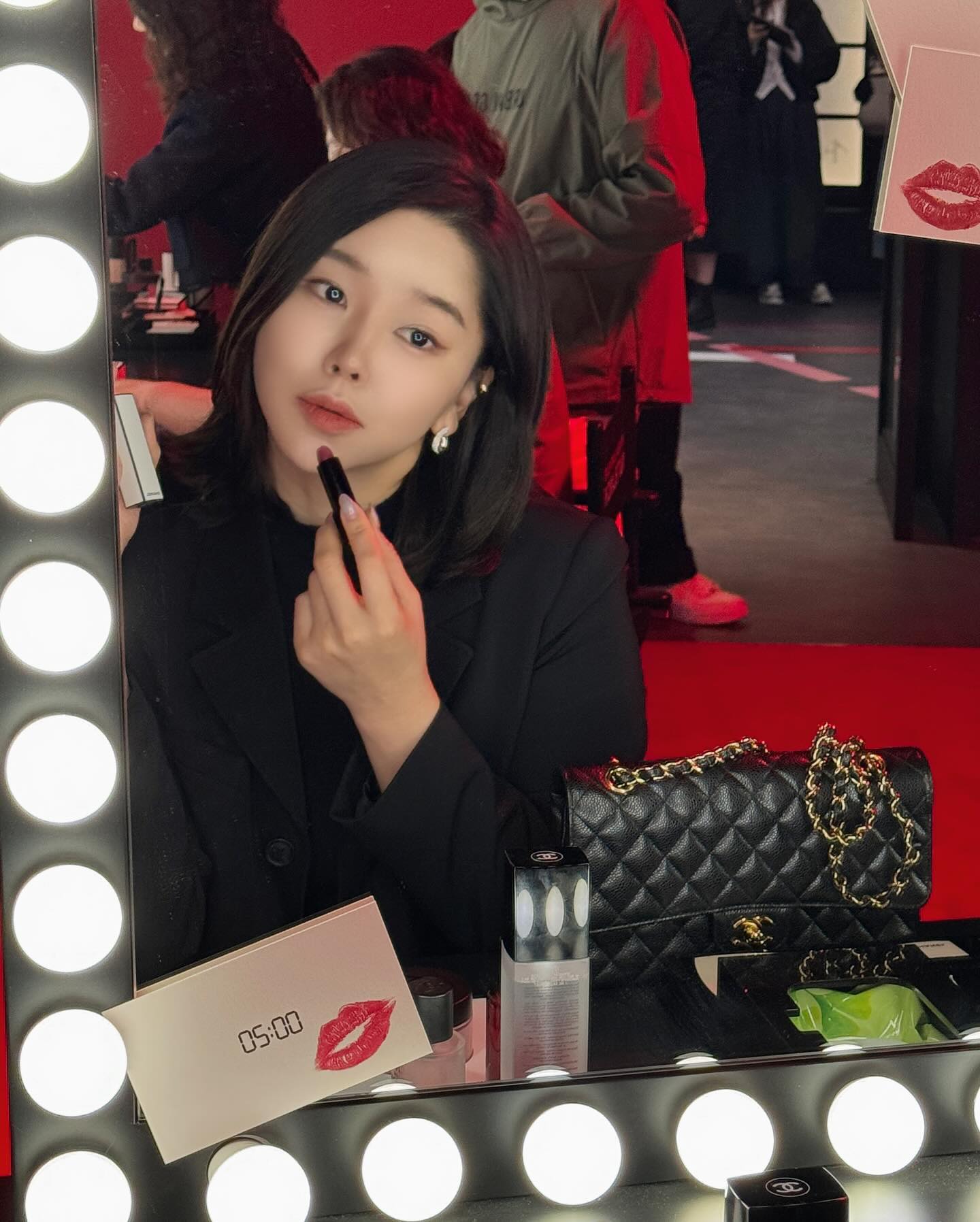 눈,코,입이 즐거운 이 곳 🎶

이번주부터 성수에서 가장 핫하다는 샤넬 루쥬 알뤼르 팝업💋

루쥬 알뤼르 벨벳 리미티드 에디션은 물론이고
샤넬 뷰티의 다양한 라인업을 경험할 수 있는 곳! 

겉에서 보면 뭔지 모르겠지만, 안으로 들어가면 정말 색다르게 펼쳐진 공간에 푹 빠질 수 밖에 없는 공간.

현장에서 터치업 메이크업 서비스를 진행하고 있는데
현장접수 선착순으로 진행되는거라 들어가면 제일 먼저 접수하는걸 추천한다.

나는 앞에 6팀정도 있었는데 대기가 50분정도였음⏰

새벽을 즐기는 여배우가 되고 싶다면,
꼭 가봐야할 이 곳 샤넬 공식 채널에서 지금 바로 예약해보자💄

CHANEL.BEAUTY.KOREA

📍샤넬 루쥬 알뤼르 팝업
✓서울시 성동구 성수동2가 277-26
✓4/29(월) ~ 5/26(일)
✓월-목 13:00-20:00 
✓금-일 11:00-20:00 (마지막 입장 19:30)

#샤넬루쥬알뤼르팝업 #CHANELNUITBLANCHESEOUL
#루쥬알뤼르 #샤넬립스틱 #샤넬메이크업 #샤넬뷰티