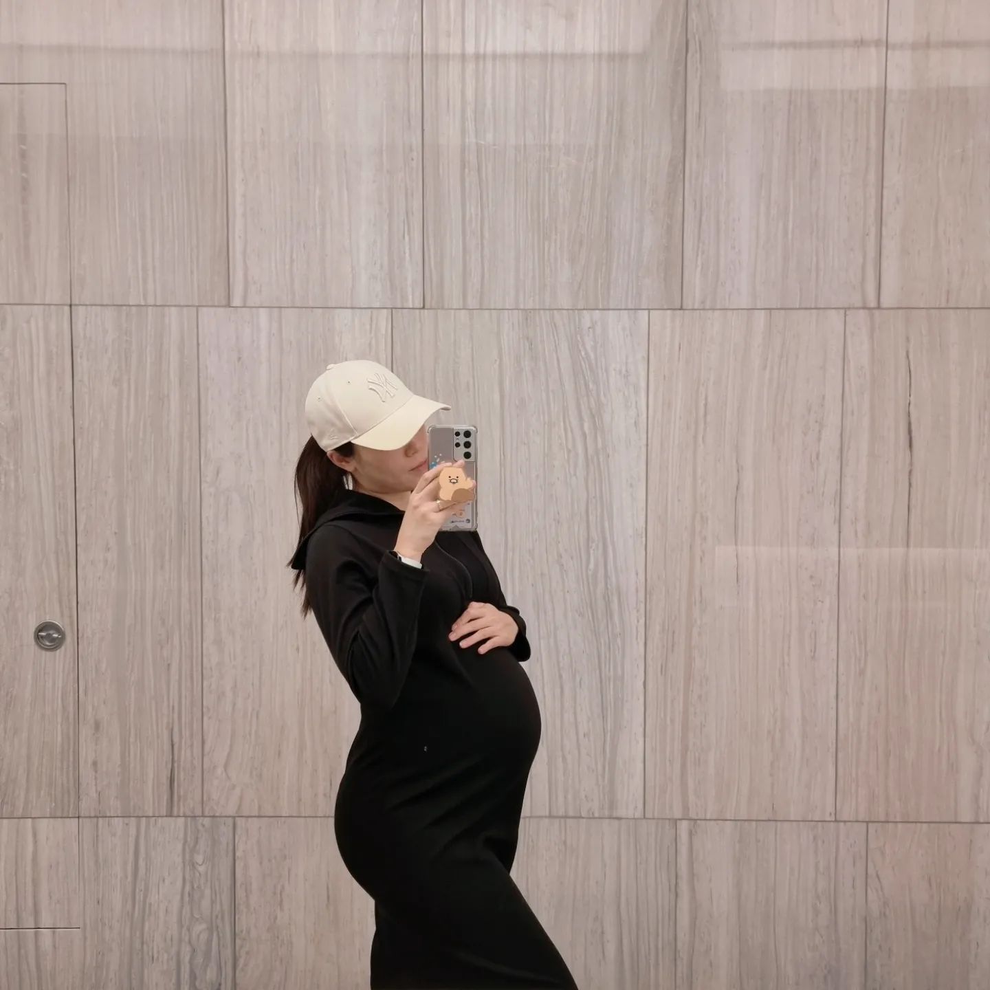 #임산부일상🤰 
#쁨쁨즈맘_31주3일

3자 달고 나니 거동이 불편하네용🫠
앉아있어도 옆으로 누워도 바로 누워도 숨이 막힐 것 같고, 허리랑 등도 너무 땡기고 아파용🥺 

그리고 말로만 듣던 후기 입덧을 경험중입니다 ㅋㅋㅋ 그래도 초기 입덧때 보다는 상태가 나아서 약먹고 억지로 끼니 챙겨 먹고 있어욥~ 우리 쁨쁨이들 잘 자라서 나와야해 제발😣🙏

산책 쬐끔 하는게 그나마 하루의 낙인데 곳곳에 꽃들이 피어나서 괜히 기분 좋아지더라규용🌸🩷 미세먼지랑 황사만 좀 사라지면 좋겠네융🥲

다들 행복한 불금 되세욥 뿅🩵