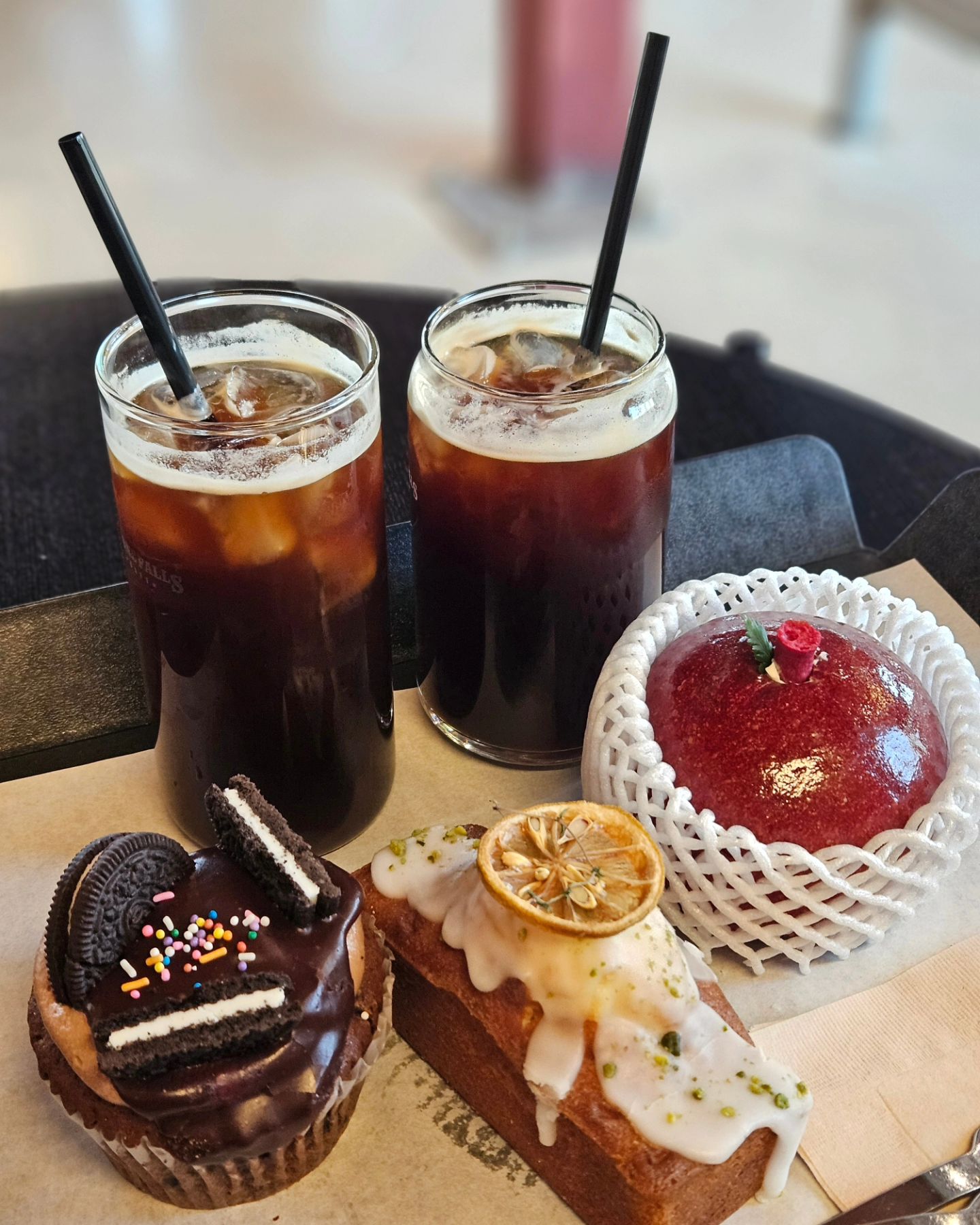 #내돈내산

집 근처 대형카페 마실왔어요 #스톤폴스 🍀

몰랐는데 디저트 종류 다양하길래
신나서 이쁘게 생긴 애들로 픽해왔습니당

디저트는 초코를 좋아해서 머핀 1승
들고 셀카 찍기도 좋았어요 🤳

무난하게 밥 먹고 시간 보내고 싶은
율량동 주민분들 이쪽 동산 추천합니다 👍
(식당은 상리한우, 한잎두잎 괜찮)

📌 쓴 금액
커피 두잔 + 디저트 3개해서 약 3만원
.
.
.
#청주카페 #율량동카페 #청주대형카페 #율량동케이크