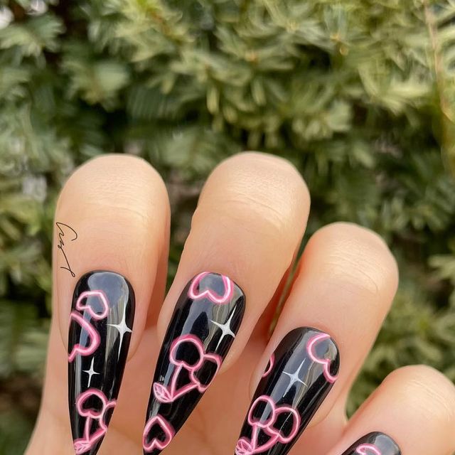 윤지 on Instagram: "🍒𝑵𝑬𝑶𝑵 𝑪𝑯𝑬𝑹𝑹𝒀🍒 디자인 - @gabriannanails #셀프네일 #네일스타그램 #연장네일 #셀프네일러 #학생네일 #드로잉네일 #핑크 #블랙 #네온 #neonnails #pink #bla