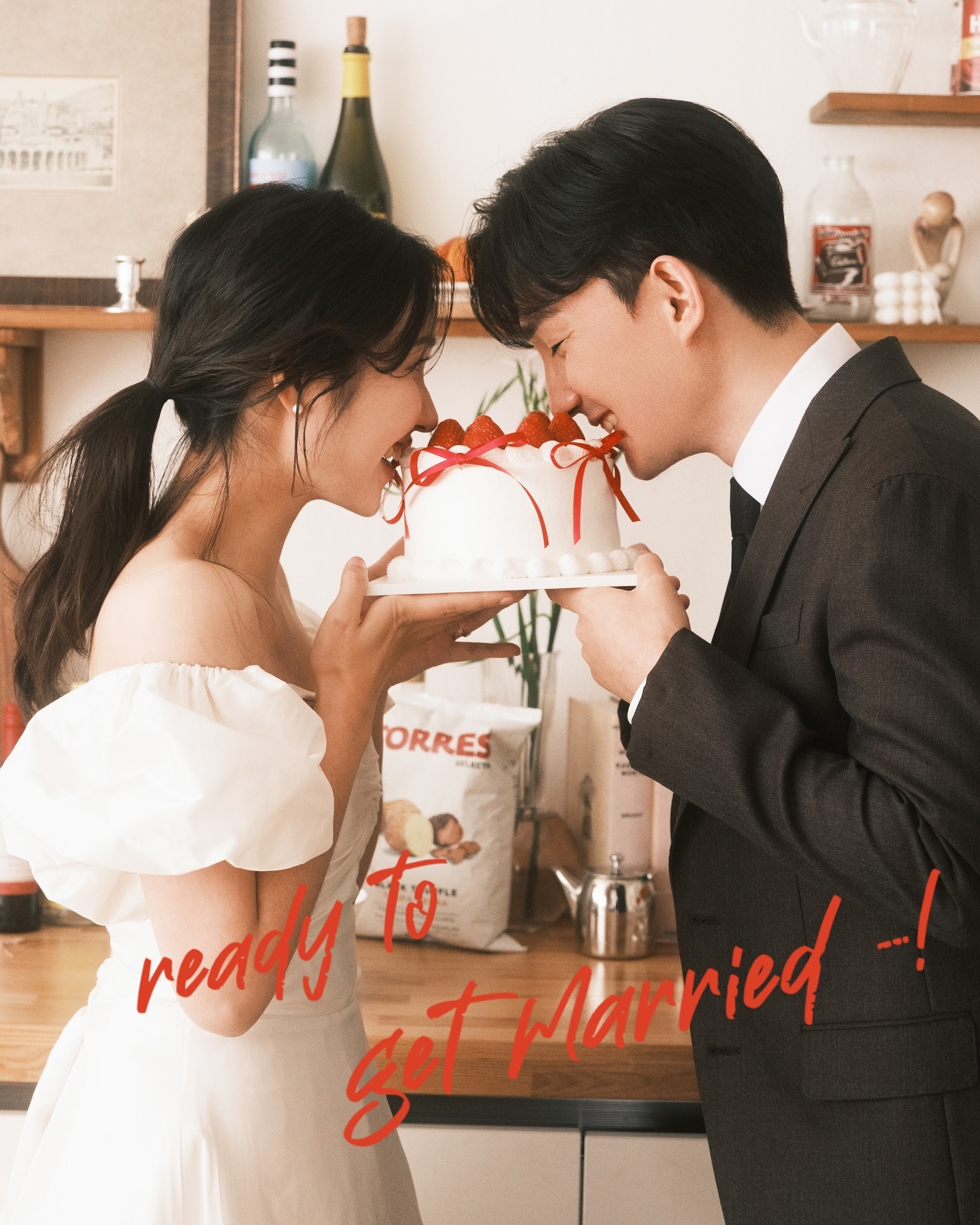 결혼 하루 전 -!

올리는 예고편 같은 우리의 이야기 (?)

때는 바야흐로... 13년전
2011년 18살 소년과 소녀가 만나

친구들의 축하를 받은 풋풋한 100일을 지나,
성인이 되는 1월 1일을 맞이하고,

누구나 겪는 3년차 커플의 권태기도 지나,
군대에 입대와 곰신 생활 그리고 꽃신도 신어보고,
해외로 떠난 나를 기다리는 롱디 커플도 되어 보았다가

취준생이 된 너를 응원도 해 보고,
자영업자가 된 나와 같이 일도 해보고

그러다 보니 20대가 훌쩍 지나
30살이 되어 결혼을 앞둔 13년차 커플인 우리

내일 부터 우리 또 다시 1일이다...!

연애 1일 처럼 설레는 결혼이 되길,
내일 저희 결혼 합니다.

hb__doo & eat.drink.luv_and