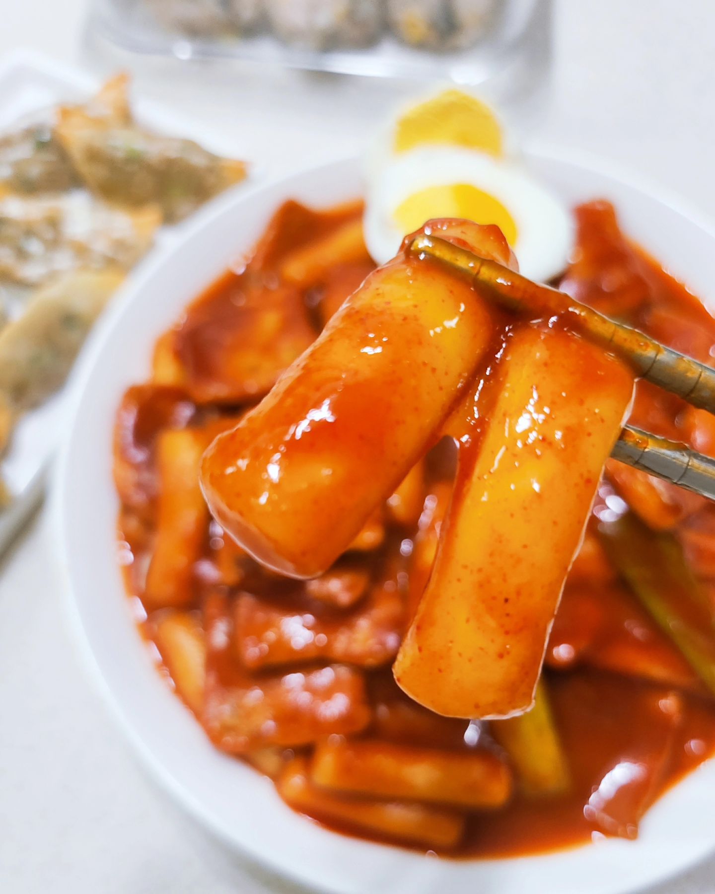#광고 #에브리쿡 #오리지널국물떡볶이 
#야식만들기 #간식만들기 #술안주만들기

​퇴근하고 세상만사 귀찮을 때 이렇게
간단조리 떡볶이만들기 밀키트 진심으로 
세상 편하고 든든하죵 ㅋㅋㅋ

➡️ 패키지는 깔끔함 그 자체이구요~ 
떡볶이떡과 떡볶이양념소스ㆍ어묵이 이렇게도
잘 준비되어 들어있더라구요

​저는 어묵을 좋아하는편이라 어묵을 많이 넣는데
에브리쿡 오리지널국물떡볶이 어묵은 통통하니 
너무 맛있어 보이더라구요.

양도 넉넉하니 생각보다 많더라구요
방법도 너무나 간단한~간단조리 떡볶이레시피

▪️팬에 물 220 ㎖를 담아주세요.
▪️ 모든 재료를 넣고 끓여주세요.
▪️ 물이 끓기 시작하면 불을 중불로 낮춰주세요.
총 5분간 조리해주면 완성입니다.

 송송 썬 파를 넣고 함께 조리해도 좋고
 튀김이나 삶은 달걀 등을 곁들여 더욱 푸짐하게
 즐겨보세요~ 훌륭한 야식ㆍ술안주가 된답니다.

체크 포인트​
요리를 모르는 사람도 끓이기만 하면 완성되는 
떡, 어묵, 소스로 구성되어 있는 국물 떡볶이!!

쫀득쫀득한 떡과 매콤한 소스의 조화가 환상적
부드러우면서도 찰진 통통한 어묵이 동봉되어 있고
 2~3인분 기준정도 넉넉한 양에
냉동 보관 제품이라 보관하기도 너무 좋아요.

양념소스 컬러부터 취향저격 ! 제가 원하는 딱
그런 맛집스타일이에요ㅋ
에브리쿡 떡볶이 의 떡볶이 레시피 는 진짜 마법의 맛
캠핑음식 필요할 때 강추!  즉석떡볶이 만들기 가
이리도 쉽고 간단하고 맛있으니 어떻게 안먹냐구요..

간단조리 좋아하시는 분 !  술안주 로도 완전 좋구요 
야식만들기 밀키트추천 ! 강력추천 해요