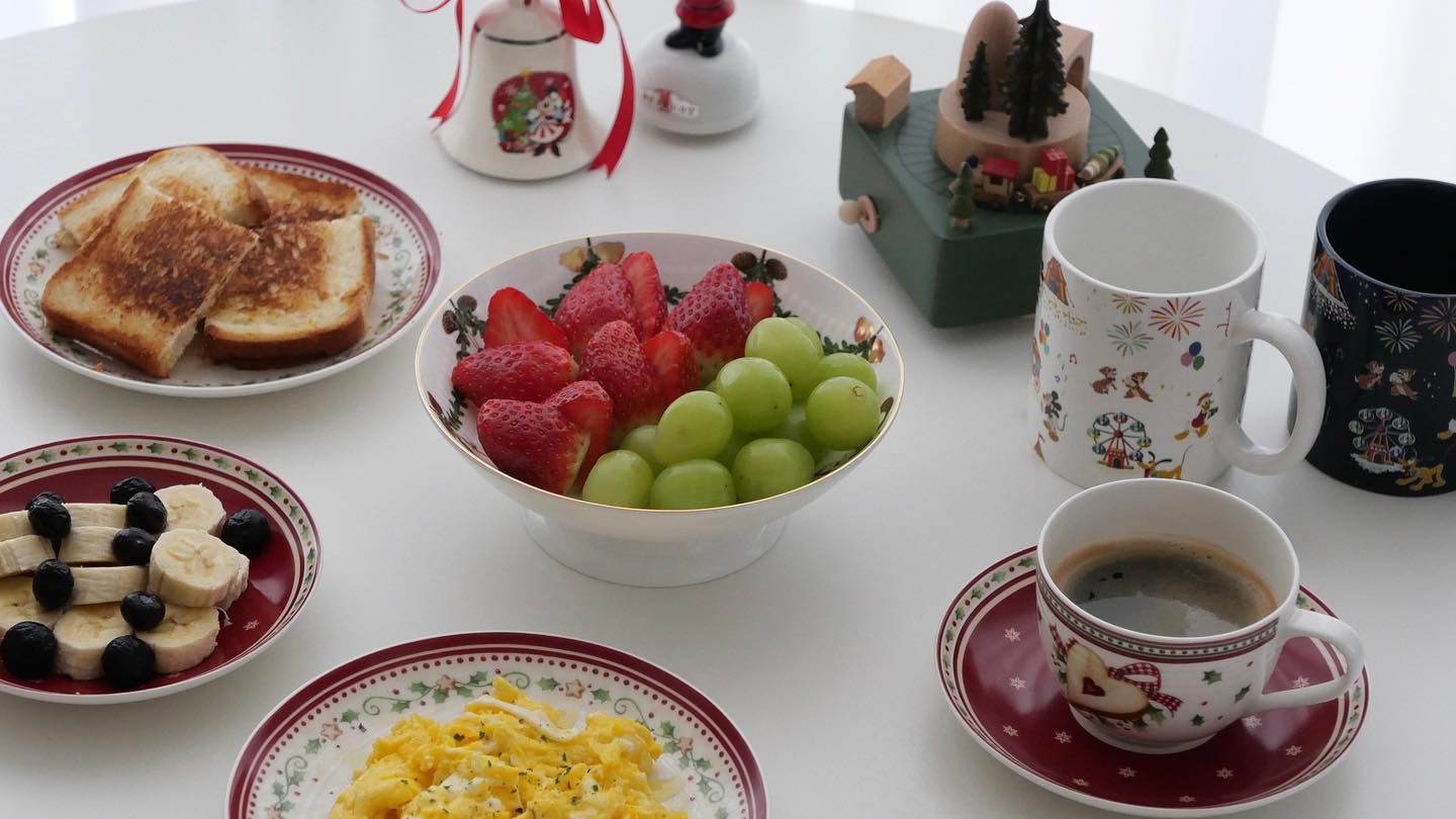 딸기왔어요🍓🍓

드디어 장바구니에 딸기가 ! 아직 트리를 못꾸민 저는 그릇이라도 꺼내서 크리스마스 기분 내봅니다 🎄
아가 낮잠시간에 친정엄마랑 맛나게 호로록 호로록☕️

그나저나 딸기를 보니, 저 임신했을때 딸기 진짜 많이 먹은 것 같아요🙂 원래도 좋아하는데 하루에 800g씩 매일 먹었거든요🍓
임신 막달에는 평소에 좋아하지도 않던 아구찜을 진짜 제 인생에서 가장 많이 먹었어요🔥 원래 매운걸 못먹었는데 애기 갖고 나서는 매운거가 이상하게 맛있더라구요!! 
여러분은 임신했을때, 최애 음식이 무엇이였나용?🧸🧸