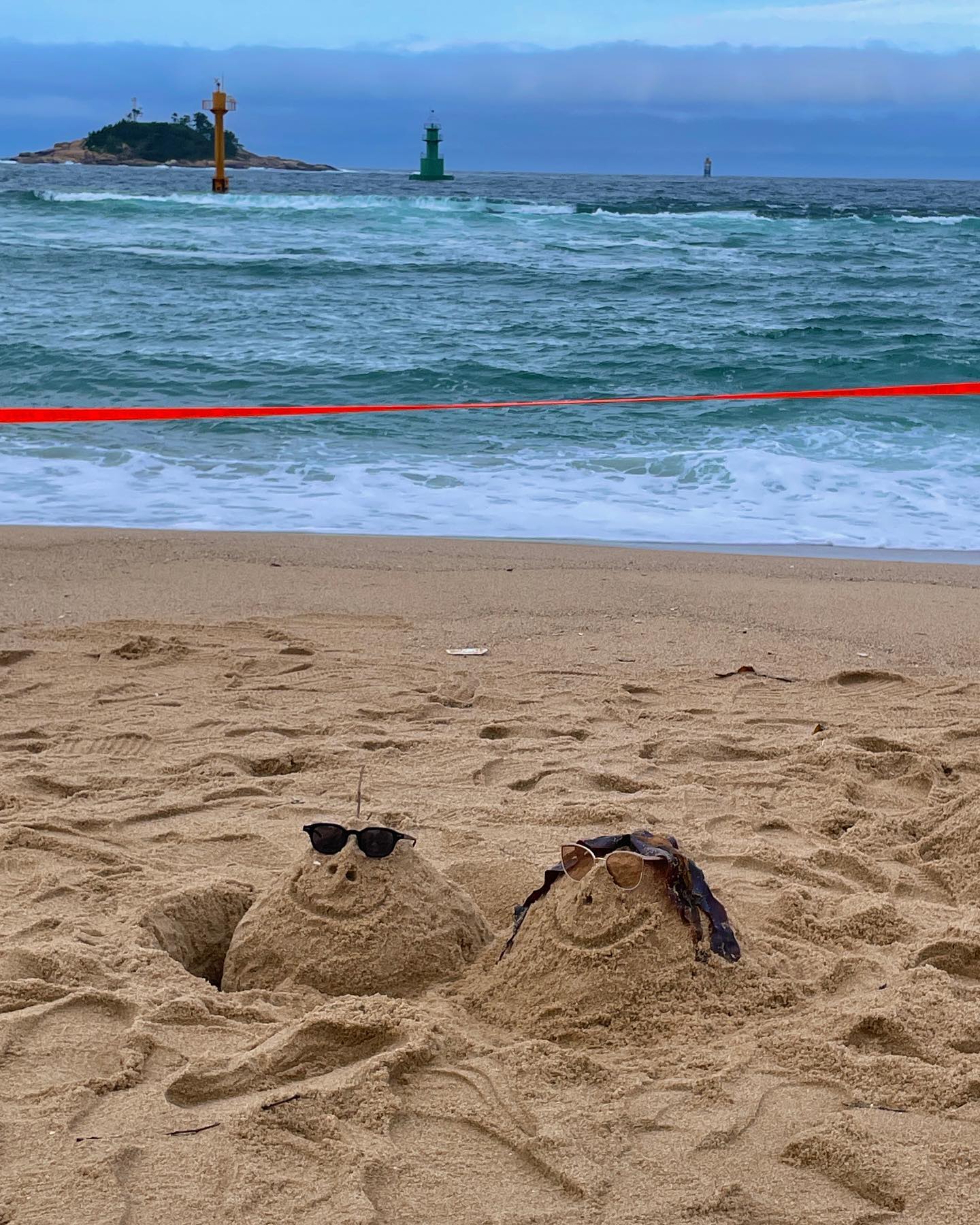 입수 금지된 바다를 즐기는 방법🫶🏻  🌊속초 #해수욕장 🌊 
전날에는 물에 들어갔는데  바로 다음날에는 입수 금지,,,,!
물놀이 못한 아쉬움 모래놀이하며 달래기
너무 잘 만든 것 같아서 뿌듯✌🏻