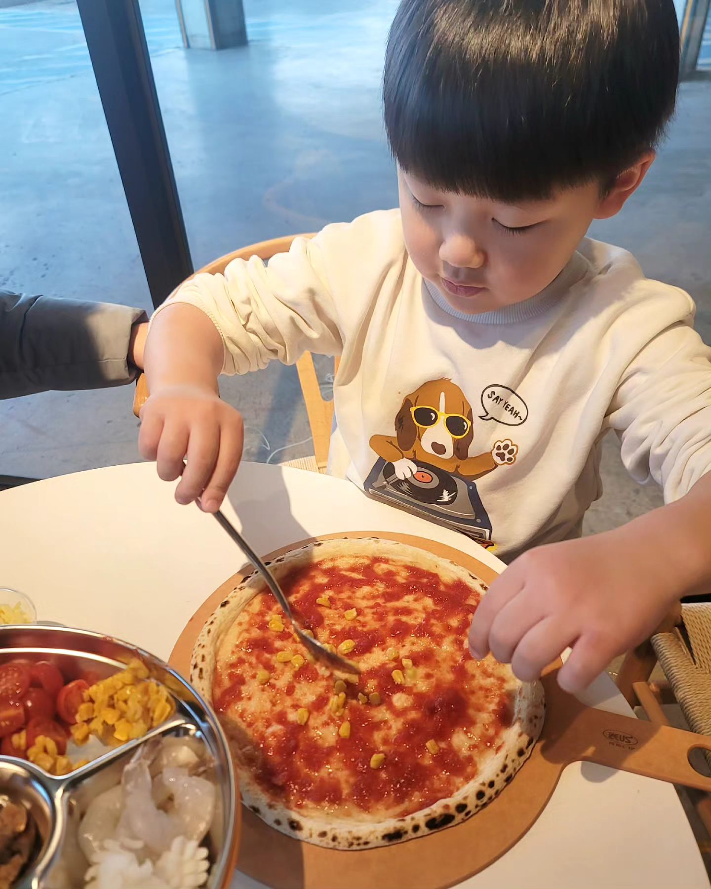 .
요즘 요리에 푹 빠져있는 분🧒🏻

아이랑 가기 좋은 곽암아트카페갤러리에서
피자만들기 체험 소식을 신청했더니
운 좋게 선착순에 들어서 다녀온 피자체험🍕

다양한 재료가 준비되어 있는데
원하는것만 넣어서 '나만의 피자'로 만들 수 있어서
약간의 편식이 있는 아이들도 좋아할 것 같은👍🏻

야채 안좋아하는 루리도 본인이 직접 넣은
양파, 피망, 버섯은 골라내지 않고 다 먹음🫢

만들때 재료를 너무 많이 올렸나 싶었는데
그래서 더 맛있었던 루리의 투머치피자 ㅋㅋㅋㅋ

2층 카페에서도 먹을 수 있어서 
노을지는 오션뷰 감상하면서 순삭😋😋

오리랑 돼지 먹이주기 체험도 하는데
오리 점프 왜케 잘하냐고.. 먹이주다 손가락 물림🤣🤣
손 조심!!🤚🏻

포토존에서 사진도 찍고
그렇게 먹어놓고 집에올때 빵 포장까지^^...
맛있는 건 알아가지고.. 좀 많이먹네 우리아들? 

다음에 또 오늘처럼 똑같이 하러 오자던데
아빠.. 괜찮겠어? ㅋㅋㅋㅋㅋㅋㅋ

#곽암아트카페갤러리

• 주소 / 울산 북구 판지1길 62
• 영업시간 / 매일 10:00 ~ 23:00

#울산아이와가볼만한곳
#피자만들기체험