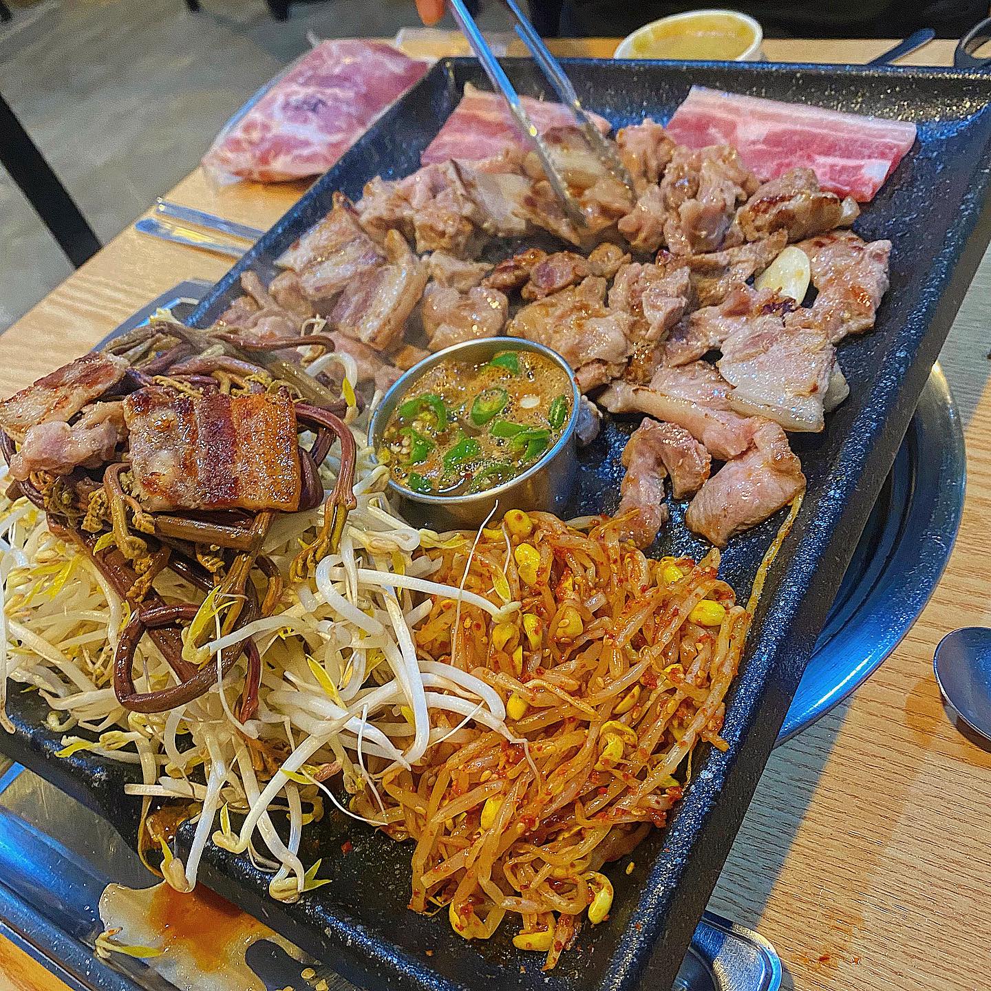 고기부터 국수까지 빠짐없이 완벽한 곳
아라동에 위치한 흑돼지 특수부위전문점 별미돈🍖

네 가지의 다양한 특수부위를 한번에 맛볼 수 있고
고사리, 숙주, 대파김치가 그냥 서비스라구요?😆

고기 보자마자 신선함이 바로 느껴지는데 맛있게 
굽는 법 참고해서 야채랑 같이 구우면 게임 끝🙏🏻

직접 우린 멸치육수로 만든 멸치국수는 깊은 맛이, 
과일 갈아 만든 비빔국수는 그 상큼함이 대박사건🍜

셀프바에는 또 수제 반찬들이 넘쳐나는데 하나하나
다 정성이 느껴지면서 고기랑 조합이 넘 좋아🫶🏻

🏠별미돈
📍인다13길 59
📓예약가능, 주차장 있음, 단체가능