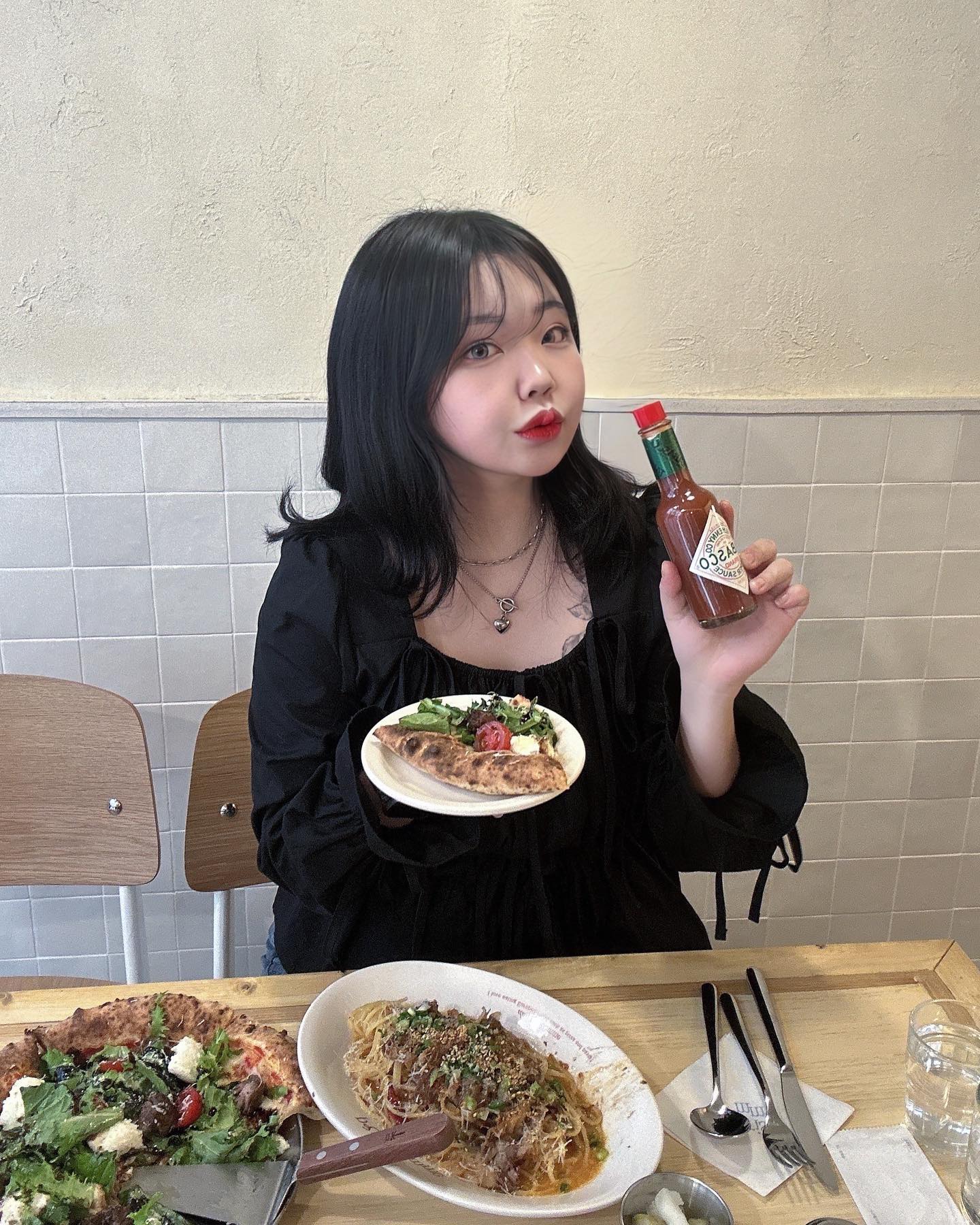 #협찬 #광고 

광주 화덕피자 맛집 충장로 #빠리꼬미 🍕🍝

데이트 코스 고민 된다면 바로 여기✨

유럽느낌으로 분위기로 너무 좋고 맛은 더 좋은 빠리꼬미

식전 빵 먹으면서 조금 기다리면 보기에도 너무 이쁜 음식들이
나와서 사진 왕창 찍게 되 는거 주의🤦🏻‍♀️

비프 리코타 샐러드 피자
👉이거 진짜 내 인생 피자로 바로 등극 싱싱한 샐러드랑 소고기 조합에
리코타는 진짜 사랑입니다

스파이시 불고기 오일 파스타
👉오일 파스타는 느끼할 거라는 생각을 깨게 만드는 맛
매운걸 전혀 못 먹는다면 조금 힘들 수도 있을 거 같긴 합니다 그래도 매운맛을 어느 정도 드신다면 적극 추천🙆🏻‍♀️

📍광주 동구 서석로7번길 12-14 1층
📍영업시간 : 11:30 - 21:00
  브레이크타임 : 15:30~17:00 (라스트오더: 20:30)
 (주말은 브레이크타임 X)
📍 paris_comme_ 

 #광주브런치맛집 #불로동브런치 #충장로피자맛집 #불로동피자맛집 #불로동파스타 #충장로파스타