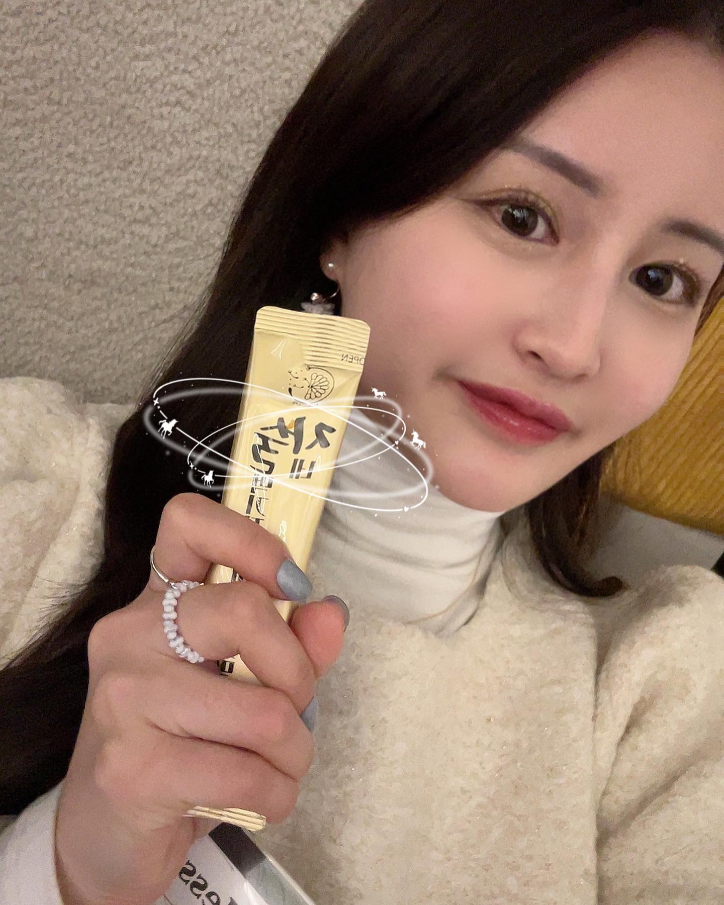 #광고#협찬#자술

자네 술먹기전에 이것 챙겨먹었나 🥂
연말에 있을 술자리 필수품 연말파티에 들고갔더니
다들 너무 좋아해서 기분 업🆙 센스쟁이가 되버렸다!!!🤭❤️
 
‼️술먹기전 흔들어서 한포! 과음한날이나 다음날이 부담되시는 날은 
자기전에 한포더! 간에 영향을 주지않아 걱정 없는 자술‼️

”이온칼슘 함량이 높은 숙취해소제“
간에 영향을 주지 않는 자술은 이온칼슘함량과 고순도비타민 함량을 높이고 
장미시럽으로 맛으로 달달하게 섭취가능 

하루섭취량 이온칼슘이 들어가있어서 
직접 알코올에 관여를 하여 뇌와 혈관으로 가는 알코올을 빠르게 분해 가능

안그래도 다음날 출근이였는데 속 안쓰리고
완벽한 출근 가능 ..🫡 숙취없는 상쾌한 하루를 보냈다고 한다 🫡
(동료들 왈..❤️)

✔현재 네이버 스토어에서 20%할인과 무료배송