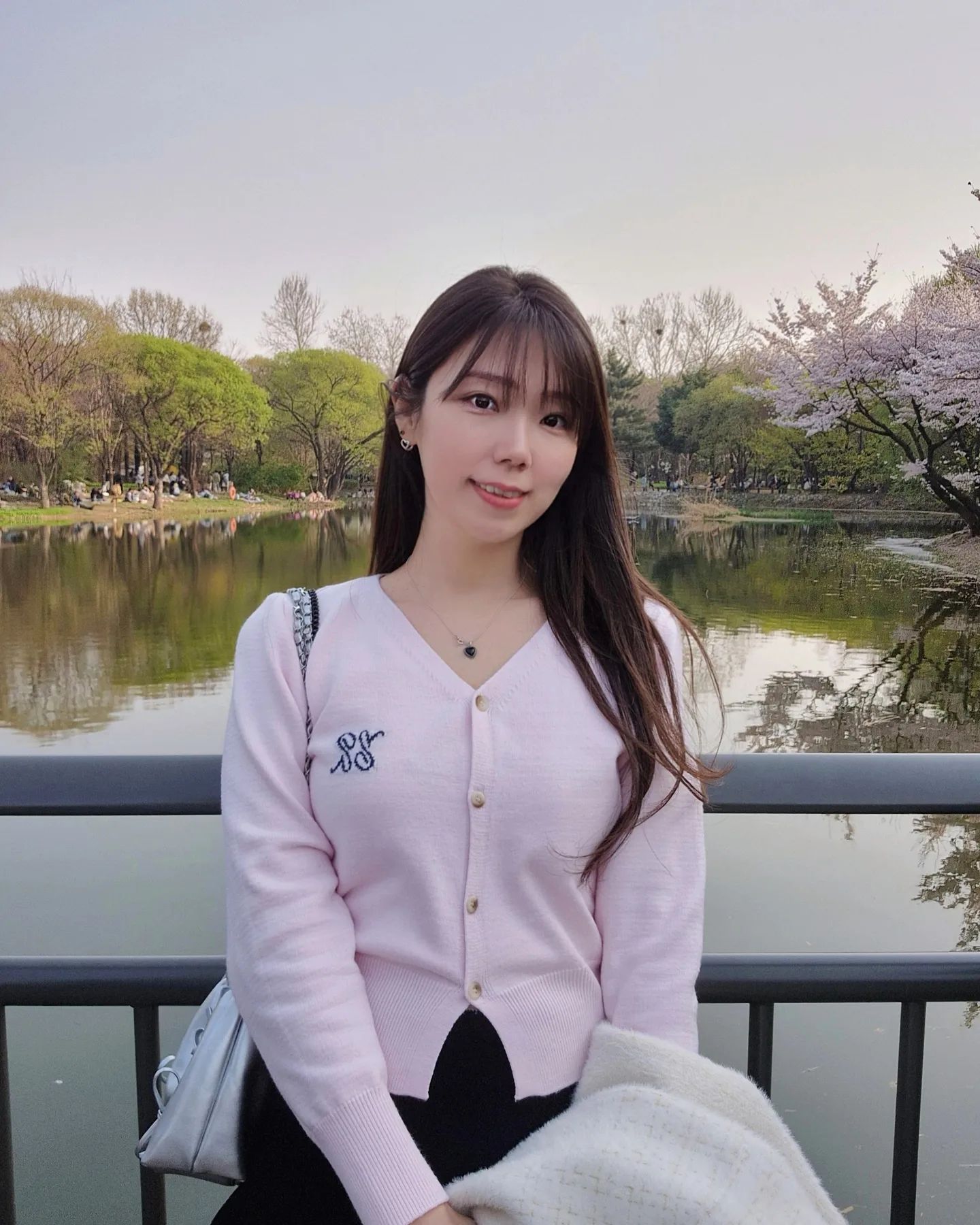#벚꽃기록
올해는 비가 오지않아 오래 볼 수 있었던 벚꽃🌸
바글바글 사람들에 치여 한껏 지쳐버려서 (쭈굴)
비교적 인적 드문 나무들 사이에서 놀다옴 😹💙💙
내년에는 동네에서..보기...........