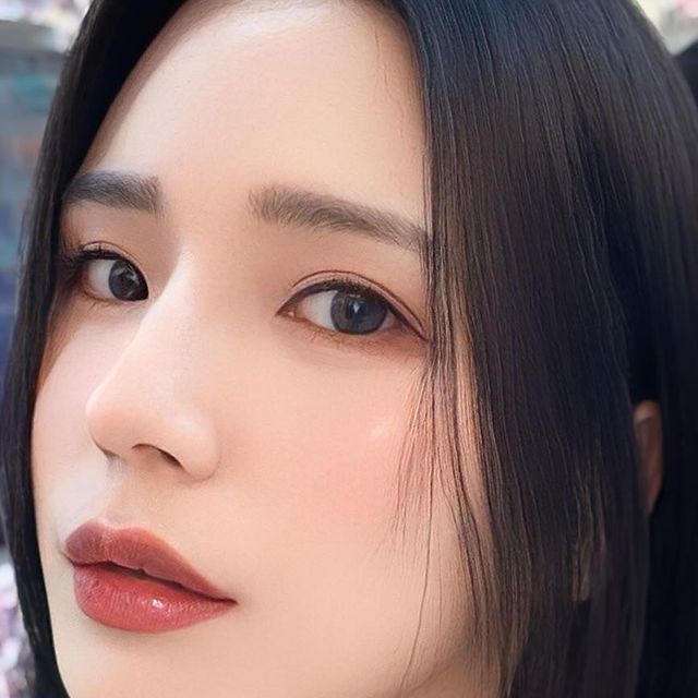 나윤 on Instagram: "#광고 @ololalens_kr의 에이블 블루 컬러 착용해 봤어요🥰 평소 그레이 컬러를 좋아하는데 블루 렌즈는 처음인데, 혼혈렌즈 답게 이국적인 무드를 만들어주자나🤭🫧"
