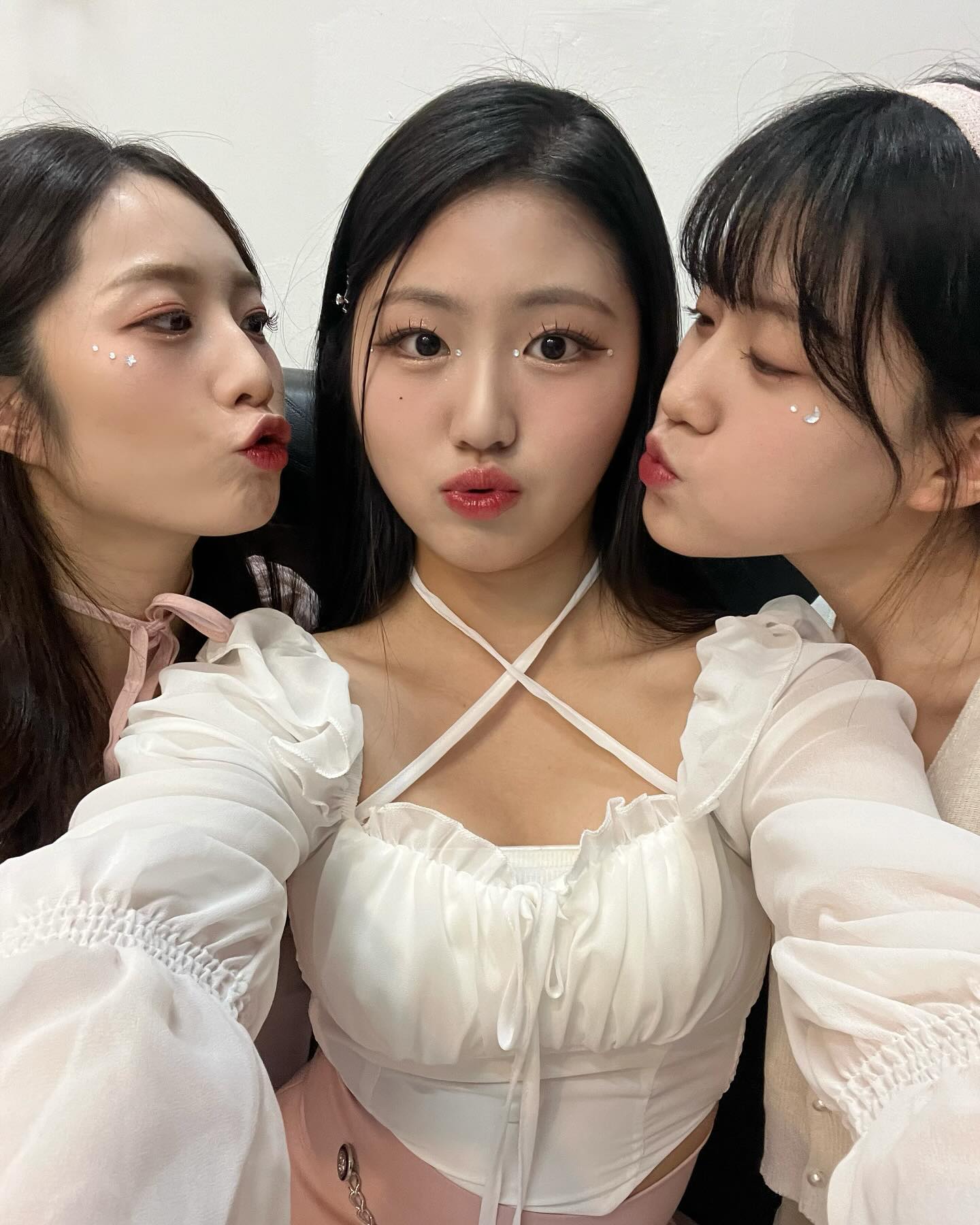 언니들 사랑 듬뿍 받는 아윤이🩷