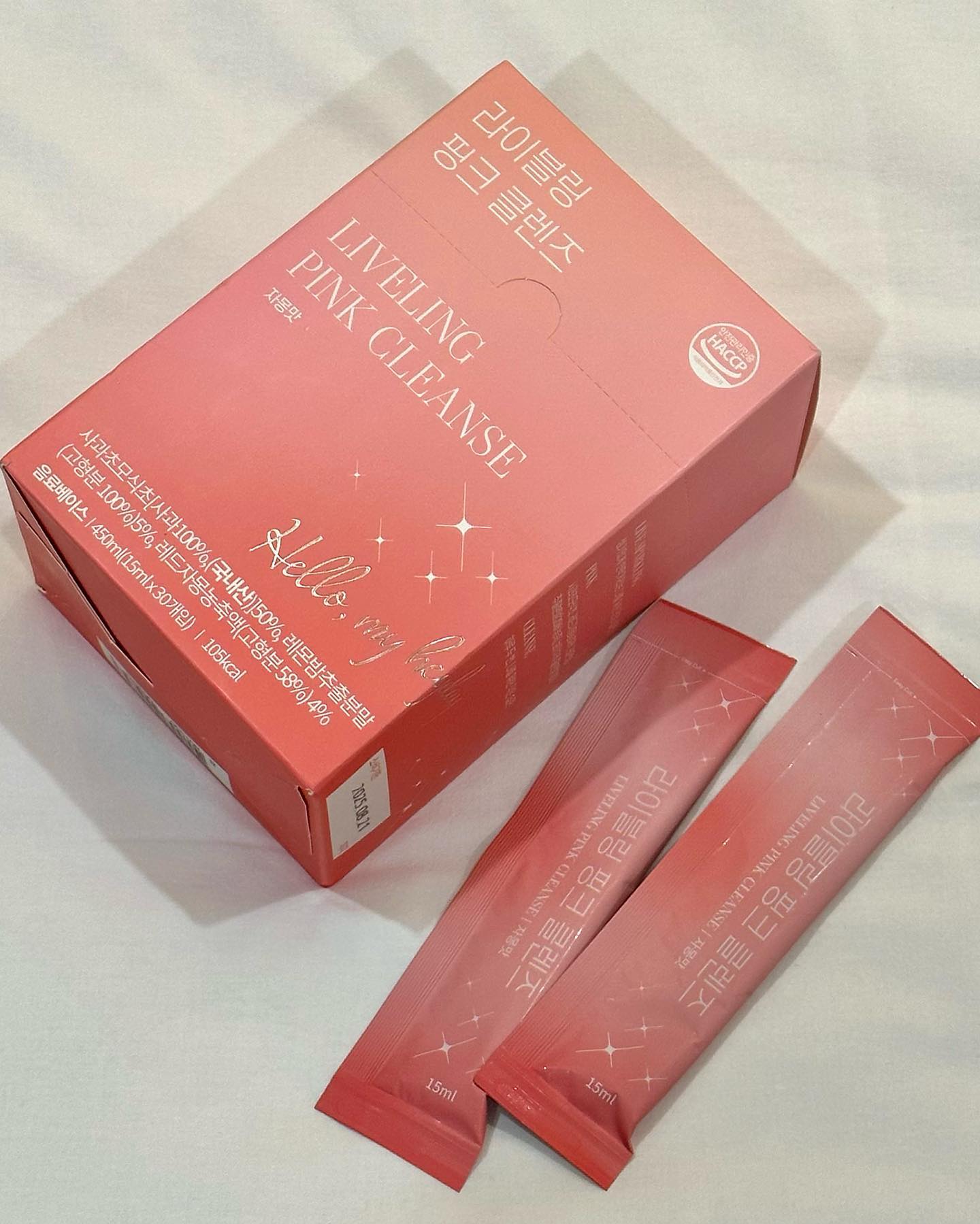 #광고 
fullight_official 에서 ’라이블링 핑크 클렌즈‘를 제공해주셨습니다.

추석 때 나만 살찐 거 아니죠..?
여행 + 추석 일정으로 불어난 몸무게는 애사비 스틱으로 관리하고 있어요 !!
기존에 250만포 팔린 ‘라이블링 옐로우 클렌즈’가 
이번에 신메뉴 자몽에이드 맛으로 출시가 되었다고 합니다. 

저는 소화 능력이 안 좋아서 자주 체하는 사람인데,
이번에 여행 가서 라이블링 스틱 끼니마다 꼬박꼬박 친구랑 챙겨 먹었거든요, 
체하지도 않고 엄청나게 잘 먹고 돌아다녔어요
괜히 과식 치트키라는 수식어가 있는 게 아니었어요..

제가 또 디저트 러버인거 아시죠?
맛있게 먹으면서도 다이어트& 건강 생각을 안 할 수가 없는데
혈당 조절에도 효과가 있다고 합니다!!

식물성 감미료와 레몬밤으로 애사비 특유의 맛이 개선되고 당류는 0g !!!
사과 식초 베이스인데 자몽 에이드 처럼 상큼하니 맛있었어요!! 
저는 탄산수랑 얼음 넣어서 마시는걸 추천! 

제품 포인트

🍏 국내산 사과초모식초 50%

🍏 20배 농축 레몬밤 추출분말 , 보이차 추출분말 

🍏 합성첨가물 없이 100% 자연원물 기반

🍏 0kcal 알룰로스를 활용, 당류0g & 3.5kcal 자몽에이드 맛으로 구현

🍏 식이섬유와 효소 첨가

🍏 국내 최초 휴대용 애사비 클렌즈 액상스틱

 기름진 식사 후 , 운동 전후 상관없이 개운하게 간편한 클렌즈가 필요할 때 ‘라이블링 핑크 클렌즈’ 드셔보세요!! 🍏🍋

#풀라이트 #플라이밀 #라이블링 #라이블링핑크클렌즈 #애사비스틱 #애플사이다비니거 #사과식초 #자몽애사비 #자몽에이드 #클렌즈 #클렌즈다이어트
